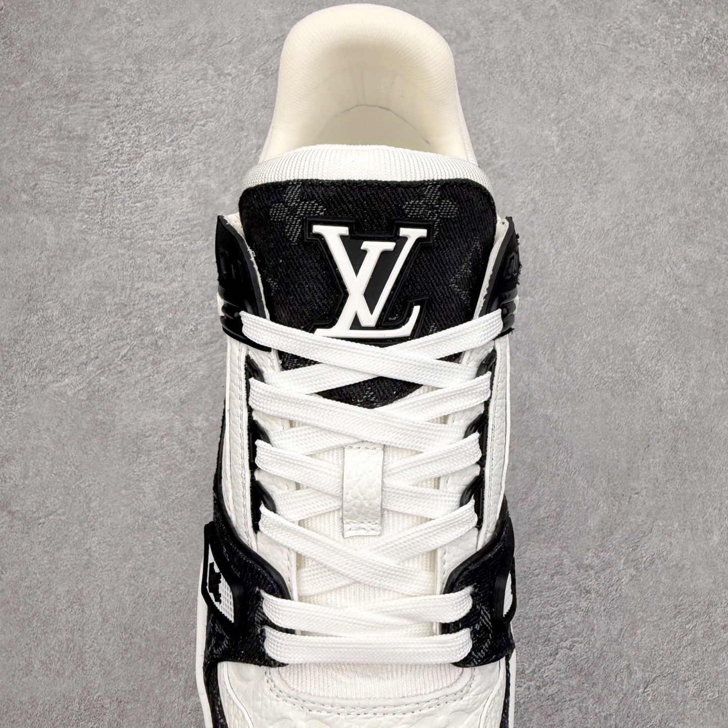 图片[5]-Louis Vuitton Trainer lv时装走秀运动鞋 完美鞋型超高的清洁度 零毛边线头瑕疵 全套原楦原纸版原鞋开模 全网最具灵魂的版型 正确原装黄色鞋盒 正确中底印花 鞋面印花3D高频深度立体 全鞋电脑针车 紧密相连 针距密度一致 环保乳胶注塑鞋垫 厚度脚感还原原版 皮面裁剪部位 统一油边封口工艺 原装橡胶大底含胶量大底组合零偏差 专柜全套包装 防尘袋 说明书 质保卡 男女鞋 尺码：35 36 37 38 39 40 41 42 43 44 45-选品中心