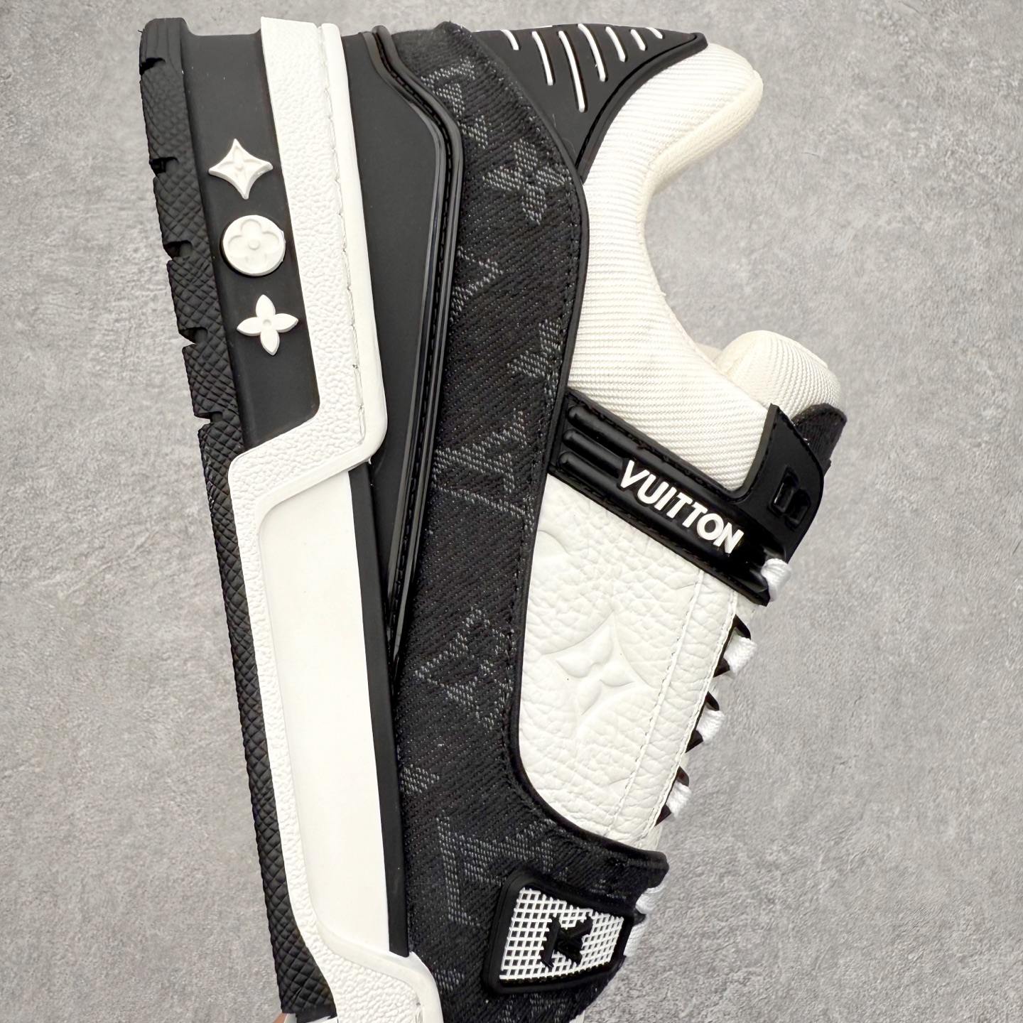 图片[6]-Louis Vuitton Trainer lv时装走秀运动鞋 完美鞋型超高的清洁度 零毛边线头瑕疵 全套原楦原纸版原鞋开模 全网最具灵魂的版型 正确原装黄色鞋盒 正确中底印花 鞋面印花3D高频深度立体 全鞋电脑针车 紧密相连 针距密度一致 环保乳胶注塑鞋垫 厚度脚感还原原版 皮面裁剪部位 统一油边封口工艺 原装橡胶大底含胶量大底组合零偏差 专柜全套包装 防尘袋 说明书 质保卡 男女鞋 尺码：35 36 37 38 39 40 41 42 43 44 45-选品中心