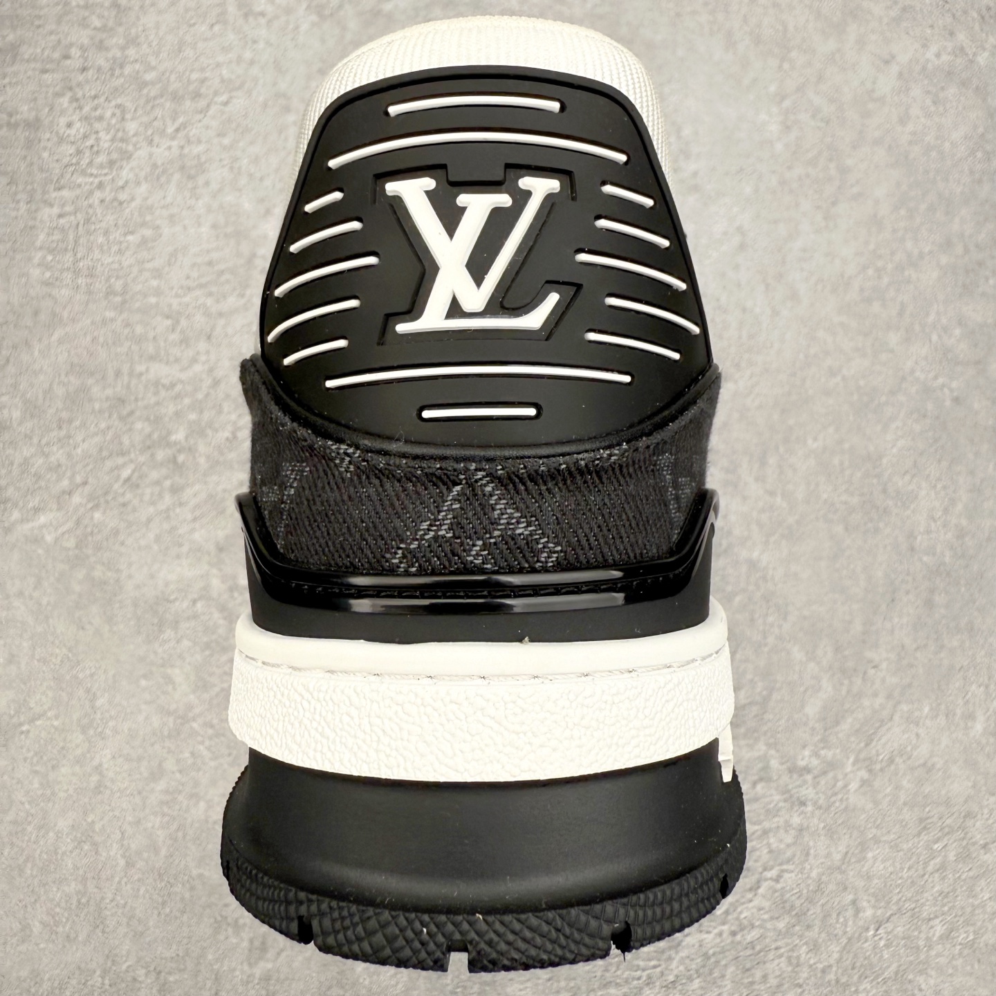 图片[8]-Louis Vuitton Trainer lv时装走秀运动鞋 完美鞋型超高的清洁度 零毛边线头瑕疵 全套原楦原纸版原鞋开模 全网最具灵魂的版型 正确原装黄色鞋盒 正确中底印花 鞋面印花3D高频深度立体 全鞋电脑针车 紧密相连 针距密度一致 环保乳胶注塑鞋垫 厚度脚感还原原版 皮面裁剪部位 统一油边封口工艺 原装橡胶大底含胶量大底组合零偏差 专柜全套包装 防尘袋 说明书 质保卡 男女鞋 尺码：35 36 37 38 39 40 41 42 43 44 45-选品中心