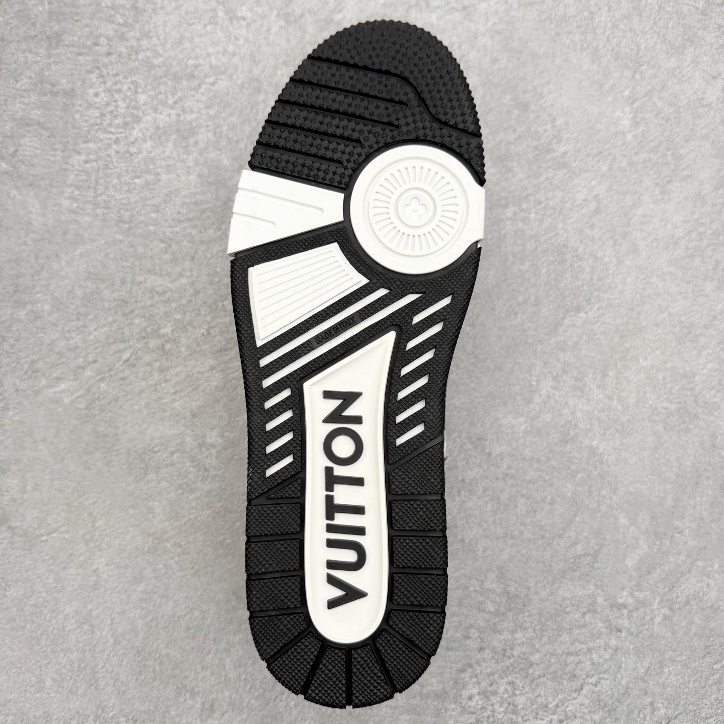 图片[9]-Louis Vuitton Trainer lv时装走秀运动鞋 完美鞋型超高的清洁度 零毛边线头瑕疵 全套原楦原纸版原鞋开模 全网最具灵魂的版型 正确原装黄色鞋盒 正确中底印花 鞋面印花3D高频深度立体 全鞋电脑针车 紧密相连 针距密度一致 环保乳胶注塑鞋垫 厚度脚感还原原版 皮面裁剪部位 统一油边封口工艺 原装橡胶大底含胶量大底组合零偏差 专柜全套包装 防尘袋 说明书 质保卡 男女鞋 尺码：35 36 37 38 39 40 41 42 43 44 45-选品中心