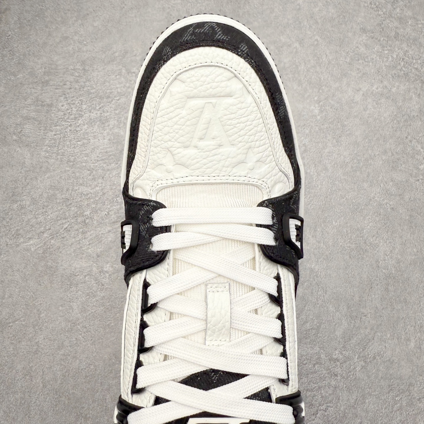 图片[4]-Louis Vuitton Trainer lv时装走秀运动鞋 完美鞋型超高的清洁度 零毛边线头瑕疵 全套原楦原纸版原鞋开模 全网最具灵魂的版型 正确原装黄色鞋盒 正确中底印花 鞋面印花3D高频深度立体 全鞋电脑针车 紧密相连 针距密度一致 环保乳胶注塑鞋垫 厚度脚感还原原版 皮面裁剪部位 统一油边封口工艺 原装橡胶大底含胶量大底组合零偏差 专柜全套包装 防尘袋 说明书 质保卡 男女鞋 尺码：35 36 37 38 39 40 41 42 43 44 45-选品中心