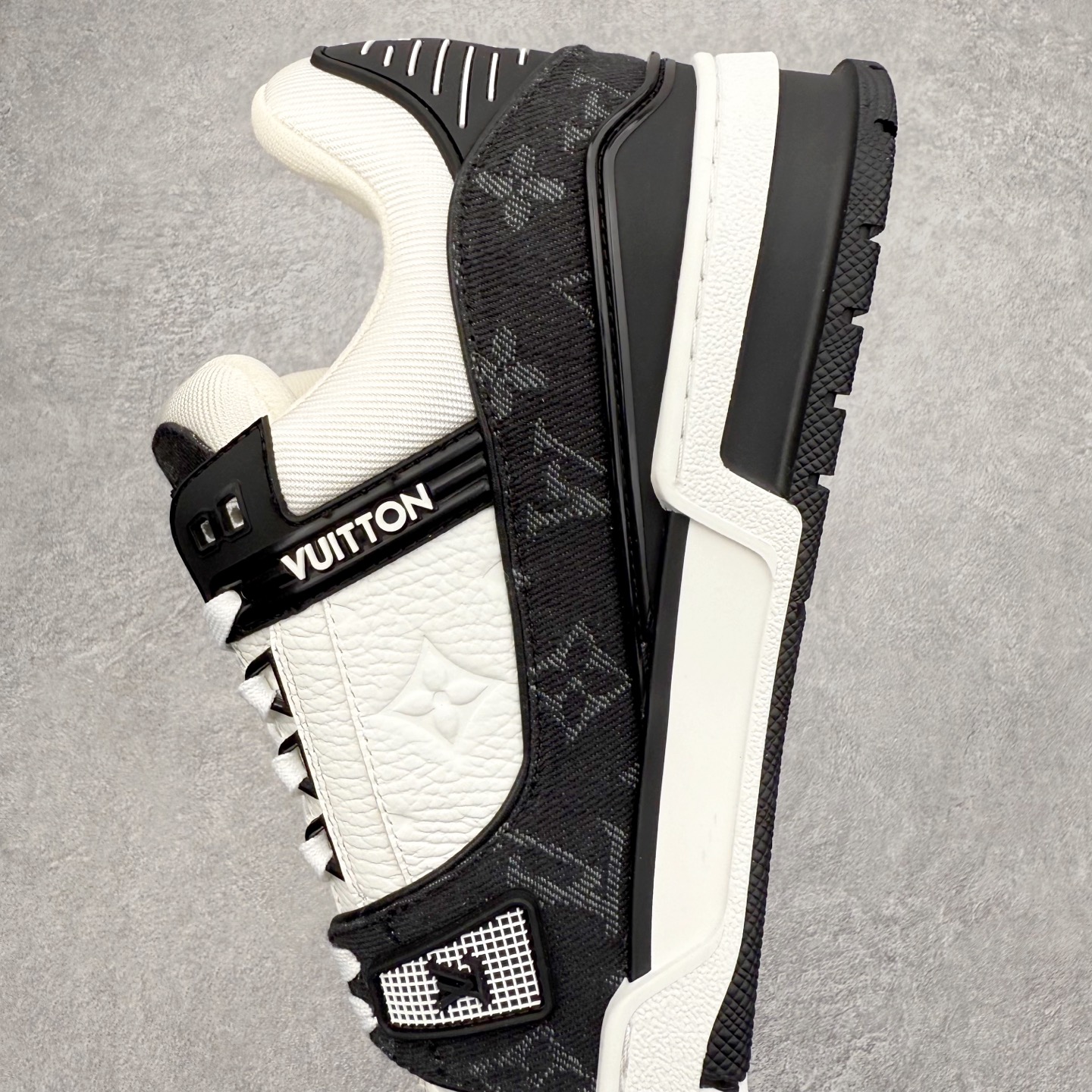 图片[7]-Louis Vuitton Trainer lv时装走秀运动鞋 完美鞋型超高的清洁度 零毛边线头瑕疵 全套原楦原纸版原鞋开模 全网最具灵魂的版型 正确原装黄色鞋盒 正确中底印花 鞋面印花3D高频深度立体 全鞋电脑针车 紧密相连 针距密度一致 环保乳胶注塑鞋垫 厚度脚感还原原版 皮面裁剪部位 统一油边封口工艺 原装橡胶大底含胶量大底组合零偏差 专柜全套包装 防尘袋 说明书 质保卡 男女鞋 尺码：35 36 37 38 39 40 41 42 43 44 45-选品中心