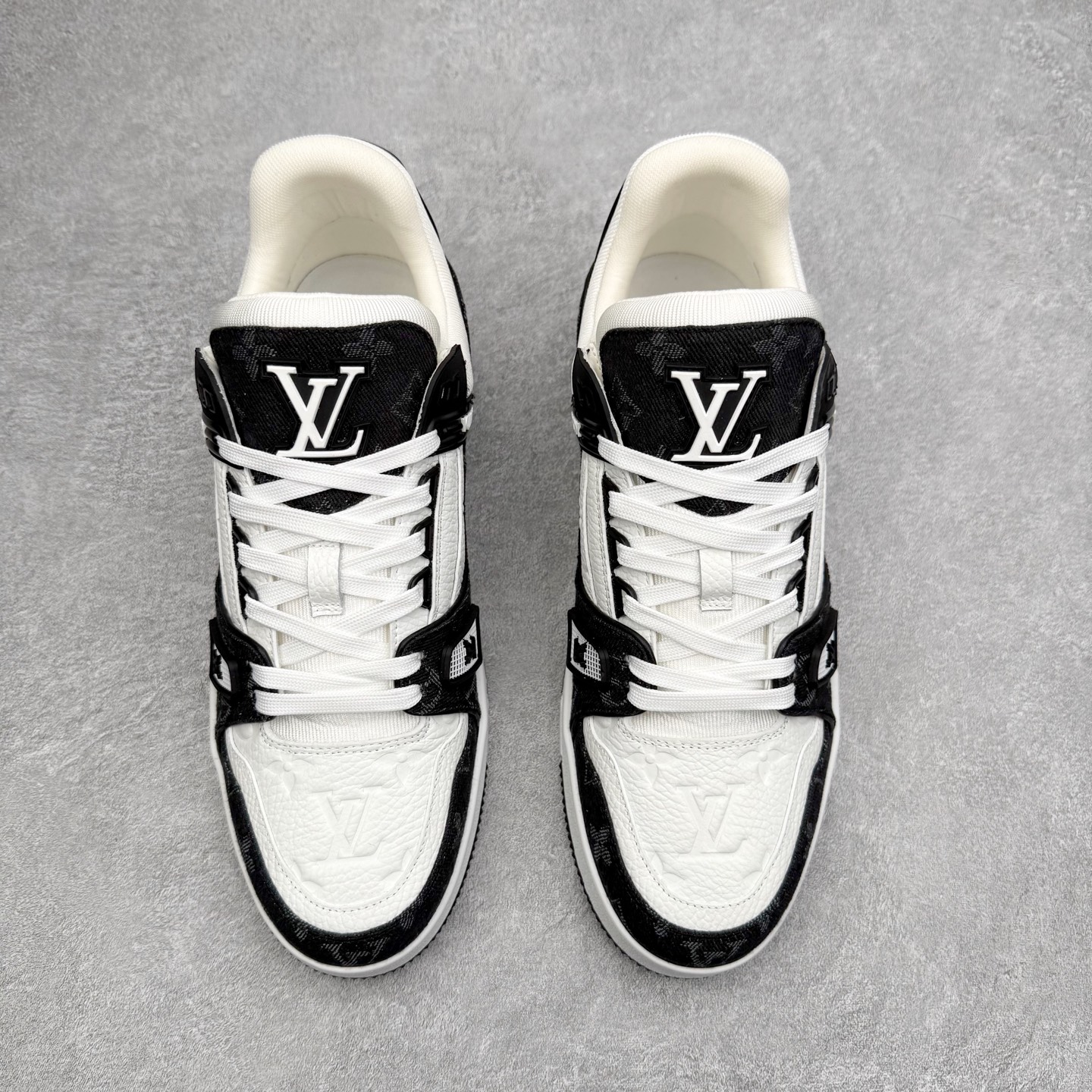 图片[2]-Louis Vuitton Trainer lv时装走秀运动鞋 完美鞋型超高的清洁度 零毛边线头瑕疵 全套原楦原纸版原鞋开模 全网最具灵魂的版型 正确原装黄色鞋盒 正确中底印花 鞋面印花3D高频深度立体 全鞋电脑针车 紧密相连 针距密度一致 环保乳胶注塑鞋垫 厚度脚感还原原版 皮面裁剪部位 统一油边封口工艺 原装橡胶大底含胶量大底组合零偏差 专柜全套包装 防尘袋 说明书 质保卡 男女鞋 尺码：35 36 37 38 39 40 41 42 43 44 45-选品中心