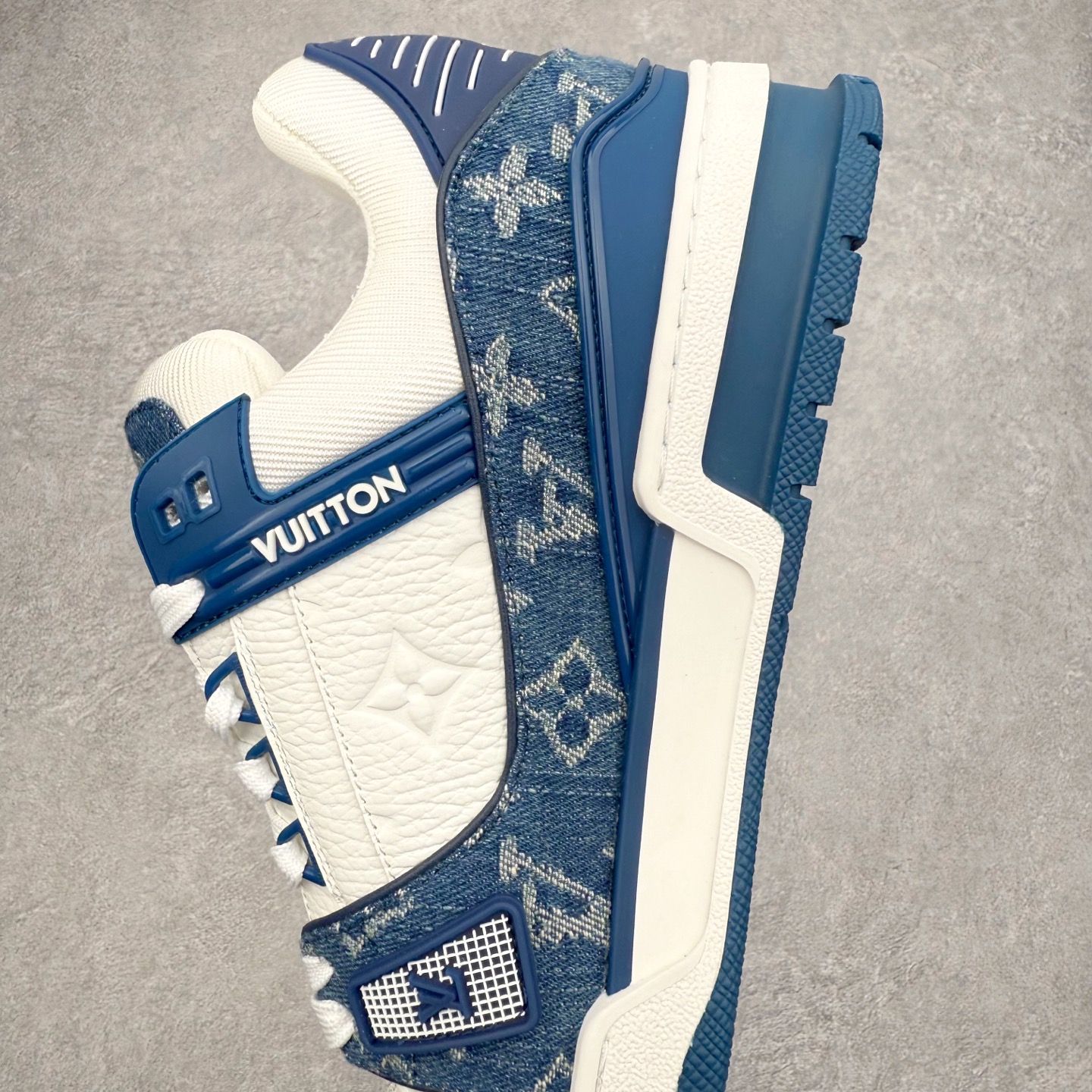 图片[7]-Louis Vuitton Trainer lv时装走秀运动鞋 完美鞋型超高的清洁度 零毛边线头瑕疵 全套原楦原纸版原鞋开模 全网最具灵魂的版型 正确原装黄色鞋盒 正确中底印花 鞋面印花3D高频深度立体 全鞋电脑针车 紧密相连 针距密度一致 环保乳胶注塑鞋垫 厚度脚感还原原版 皮面裁剪部位 统一油边封口工艺 原装橡胶大底含胶量大底组合零偏差 专柜全套包装 防尘袋 说明书 质保卡 男女鞋 尺码：35 36 37 38 39 40 41 42 43 44 45-选品中心