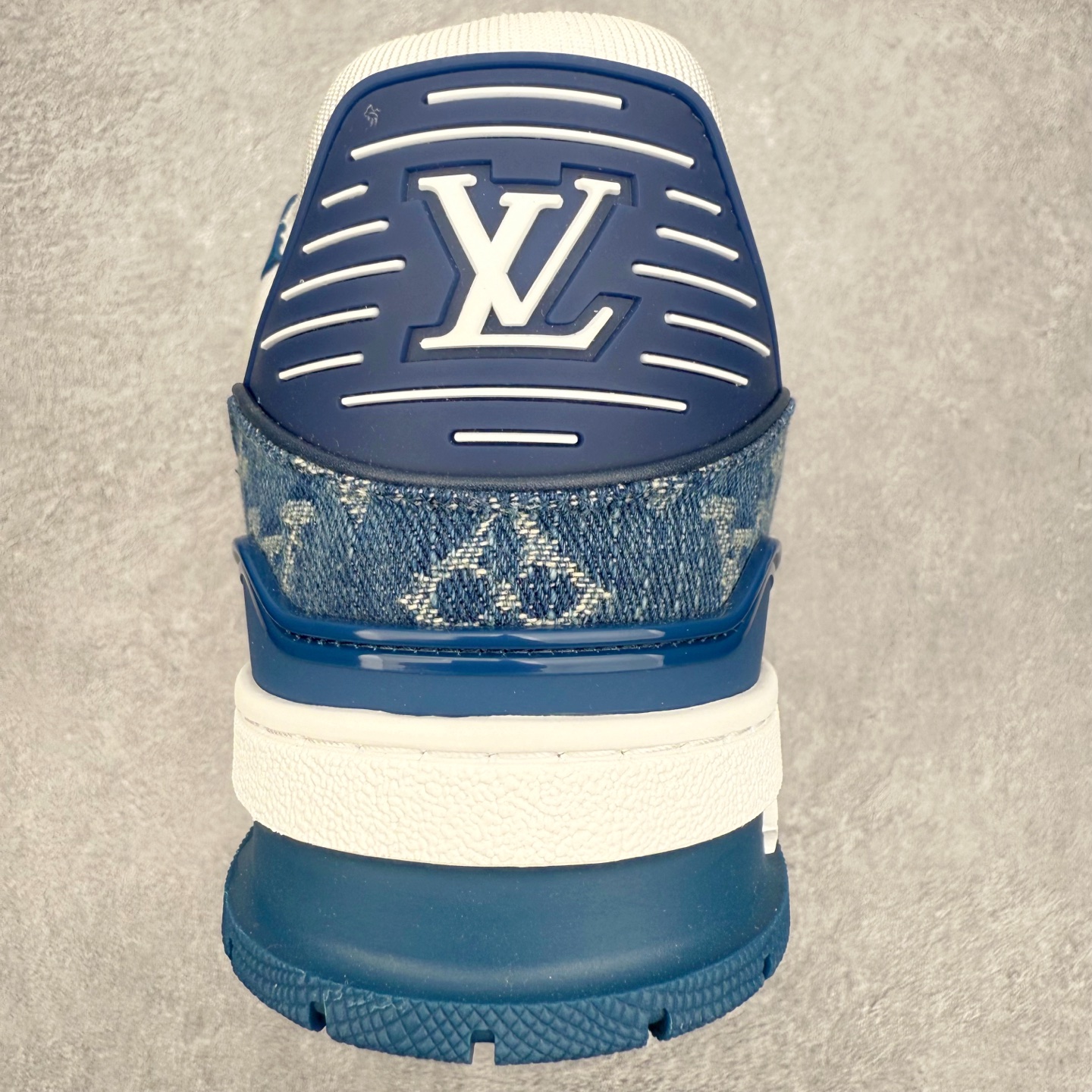 图片[8]-Louis Vuitton Trainer lv时装走秀运动鞋 完美鞋型超高的清洁度 零毛边线头瑕疵 全套原楦原纸版原鞋开模 全网最具灵魂的版型 正确原装黄色鞋盒 正确中底印花 鞋面印花3D高频深度立体 全鞋电脑针车 紧密相连 针距密度一致 环保乳胶注塑鞋垫 厚度脚感还原原版 皮面裁剪部位 统一油边封口工艺 原装橡胶大底含胶量大底组合零偏差 专柜全套包装 防尘袋 说明书 质保卡 男女鞋 尺码：35 36 37 38 39 40 41 42 43 44 45-选品中心