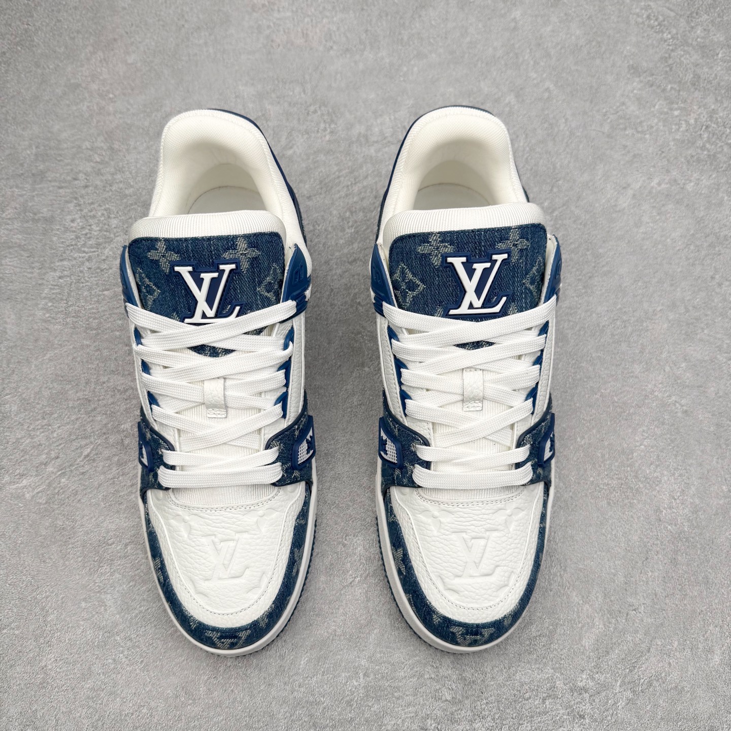 图片[2]-Louis Vuitton Trainer lv时装走秀运动鞋 完美鞋型超高的清洁度 零毛边线头瑕疵 全套原楦原纸版原鞋开模 全网最具灵魂的版型 正确原装黄色鞋盒 正确中底印花 鞋面印花3D高频深度立体 全鞋电脑针车 紧密相连 针距密度一致 环保乳胶注塑鞋垫 厚度脚感还原原版 皮面裁剪部位 统一油边封口工艺 原装橡胶大底含胶量大底组合零偏差 专柜全套包装 防尘袋 说明书 质保卡 男女鞋 尺码：35 36 37 38 39 40 41 42 43 44 45-选品中心