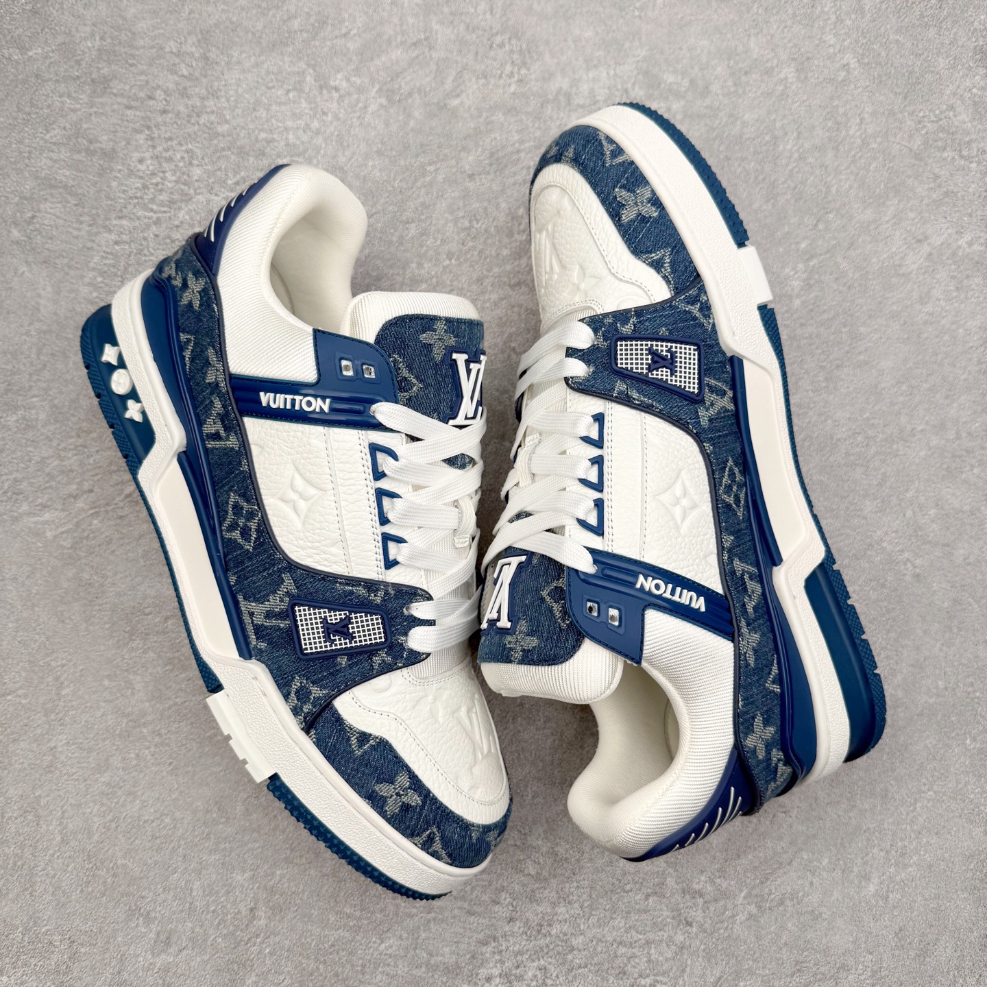 图片[3]-Louis Vuitton Trainer lv时装走秀运动鞋 完美鞋型超高的清洁度 零毛边线头瑕疵 全套原楦原纸版原鞋开模 全网最具灵魂的版型 正确原装黄色鞋盒 正确中底印花 鞋面印花3D高频深度立体 全鞋电脑针车 紧密相连 针距密度一致 环保乳胶注塑鞋垫 厚度脚感还原原版 皮面裁剪部位 统一油边封口工艺 原装橡胶大底含胶量大底组合零偏差 专柜全套包装 防尘袋 说明书 质保卡 男女鞋 尺码：35 36 37 38 39 40 41 42 43 44 45-选品中心