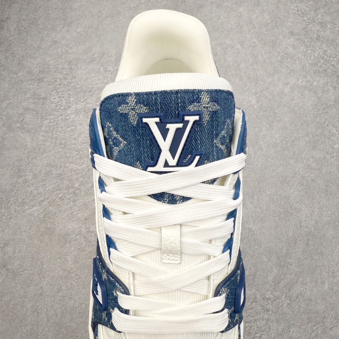 图片[5]-Louis Vuitton Trainer lv时装走秀运动鞋 完美鞋型超高的清洁度 零毛边线头瑕疵 全套原楦原纸版原鞋开模 全网最具灵魂的版型 正确原装黄色鞋盒 正确中底印花 鞋面印花3D高频深度立体 全鞋电脑针车 紧密相连 针距密度一致 环保乳胶注塑鞋垫 厚度脚感还原原版 皮面裁剪部位 统一油边封口工艺 原装橡胶大底含胶量大底组合零偏差 专柜全套包装 防尘袋 说明书 质保卡 男女鞋 尺码：35 36 37 38 39 40 41 42 43 44 45-选品中心