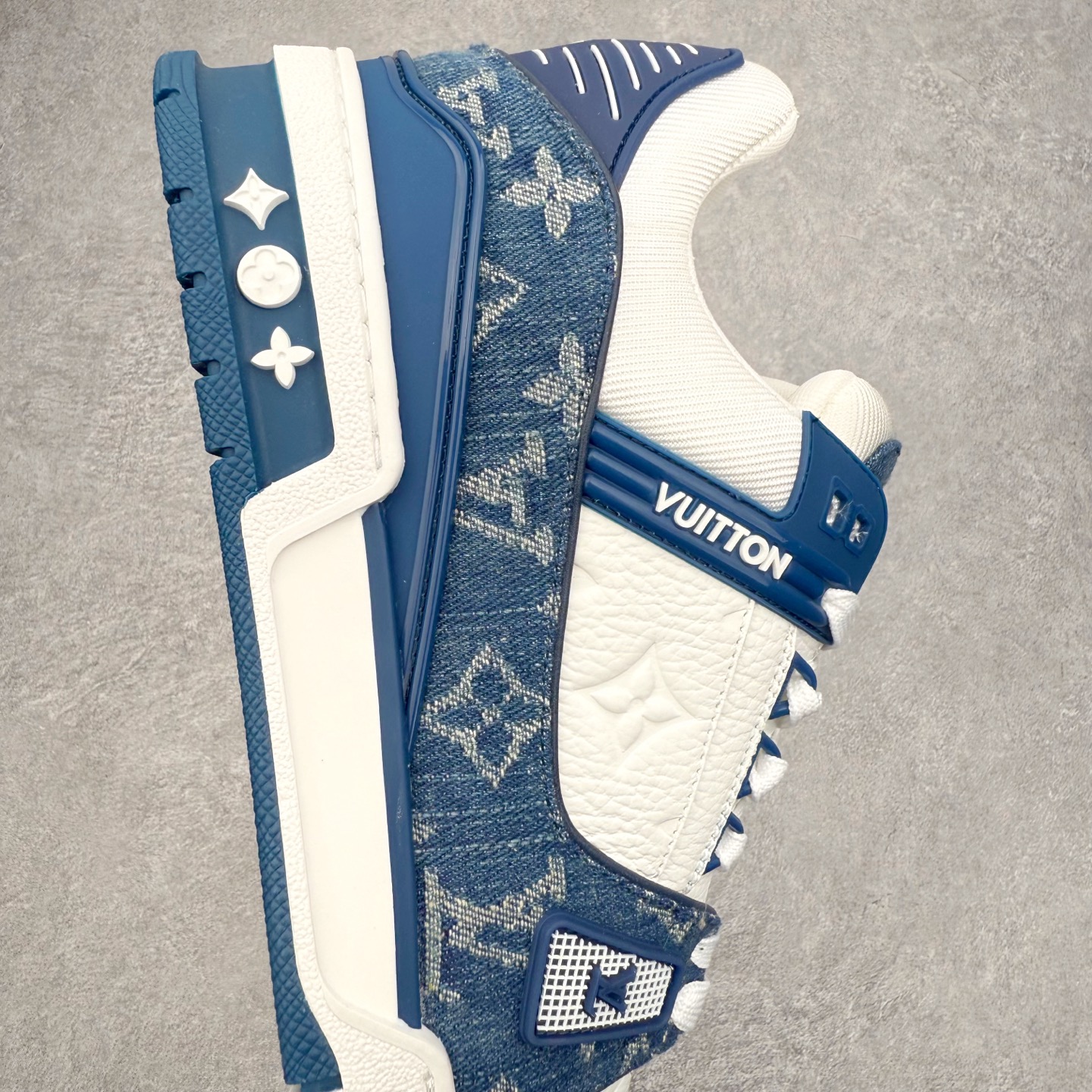 图片[6]-Louis Vuitton Trainer lv时装走秀运动鞋 完美鞋型超高的清洁度 零毛边线头瑕疵 全套原楦原纸版原鞋开模 全网最具灵魂的版型 正确原装黄色鞋盒 正确中底印花 鞋面印花3D高频深度立体 全鞋电脑针车 紧密相连 针距密度一致 环保乳胶注塑鞋垫 厚度脚感还原原版 皮面裁剪部位 统一油边封口工艺 原装橡胶大底含胶量大底组合零偏差 专柜全套包装 防尘袋 说明书 质保卡 男女鞋 尺码：35 36 37 38 39 40 41 42 43 44 45-选品中心