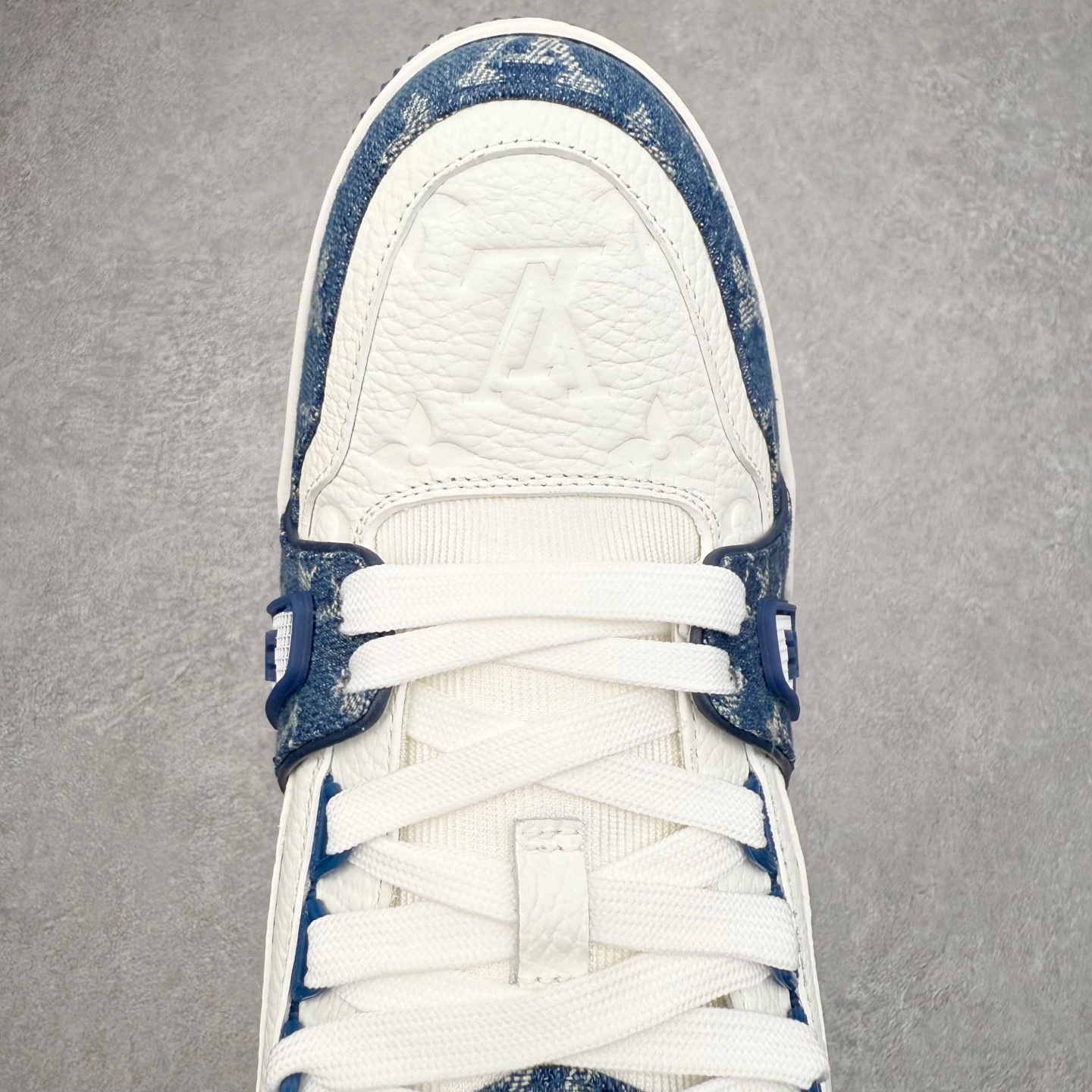 图片[4]-Louis Vuitton Trainer lv时装走秀运动鞋 完美鞋型超高的清洁度 零毛边线头瑕疵 全套原楦原纸版原鞋开模 全网最具灵魂的版型 正确原装黄色鞋盒 正确中底印花 鞋面印花3D高频深度立体 全鞋电脑针车 紧密相连 针距密度一致 环保乳胶注塑鞋垫 厚度脚感还原原版 皮面裁剪部位 统一油边封口工艺 原装橡胶大底含胶量大底组合零偏差 专柜全套包装 防尘袋 说明书 质保卡 男女鞋 尺码：35 36 37 38 39 40 41 42 43 44 45-选品中心