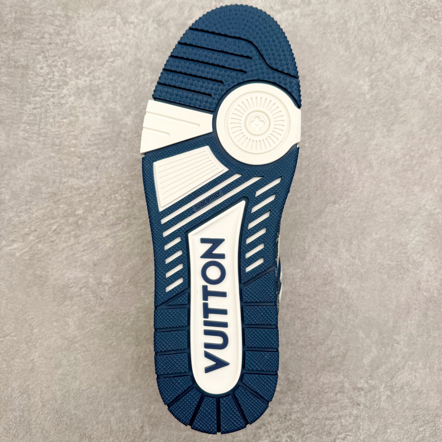 图片[9]-Louis Vuitton Trainer lv时装走秀运动鞋 完美鞋型超高的清洁度 零毛边线头瑕疵 全套原楦原纸版原鞋开模 全网最具灵魂的版型 正确原装黄色鞋盒 正确中底印花 鞋面印花3D高频深度立体 全鞋电脑针车 紧密相连 针距密度一致 环保乳胶注塑鞋垫 厚度脚感还原原版 皮面裁剪部位 统一油边封口工艺 原装橡胶大底含胶量大底组合零偏差 专柜全套包装 防尘袋 说明书 质保卡 男女鞋 尺码：35 36 37 38 39 40 41 42 43 44 45-选品中心