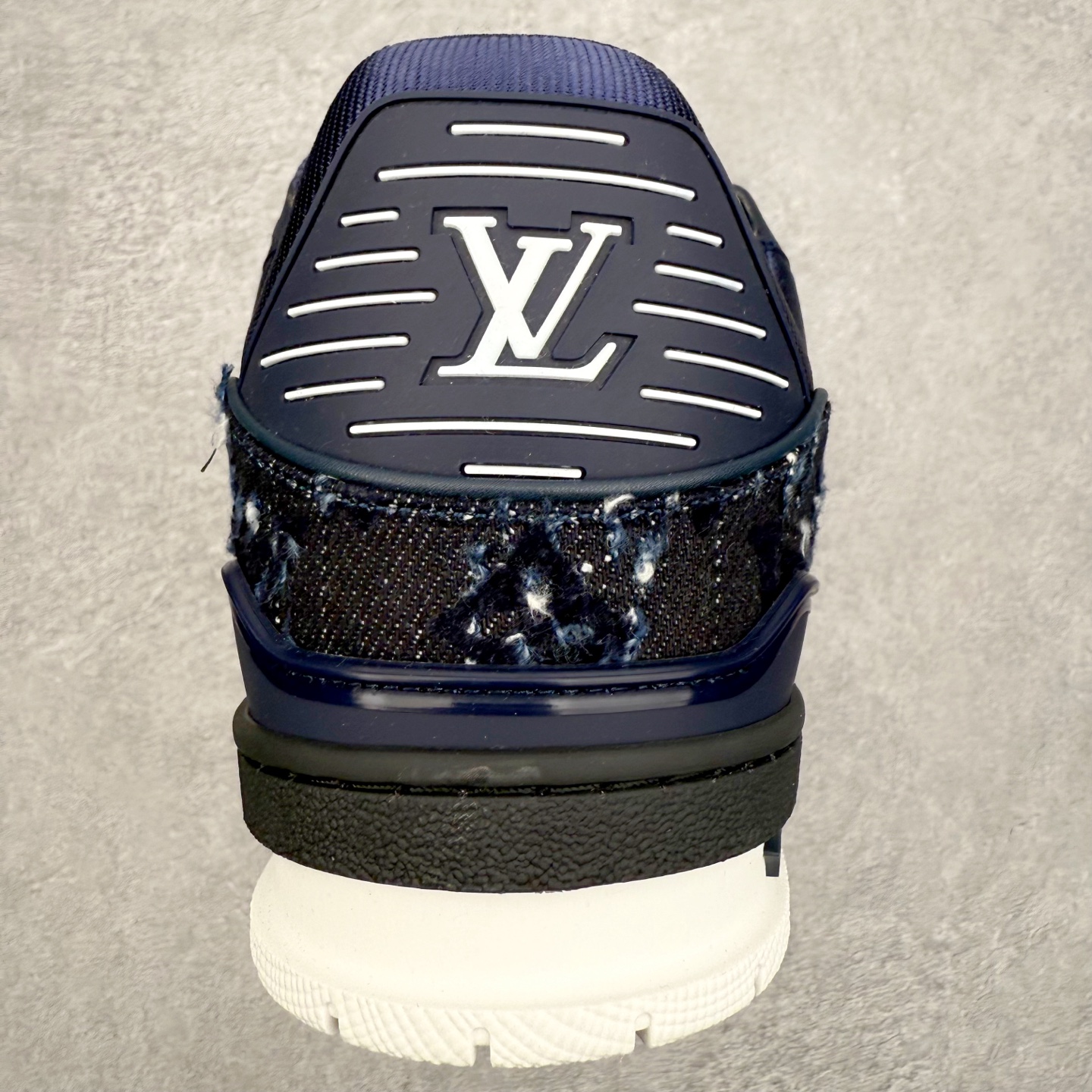 图片[8]-Louis Vuitton Trainer lv时装走秀运动鞋 完美鞋型超高的清洁度 零毛边线头瑕疵 全套原楦原纸版原鞋开模 全网最具灵魂的版型 正确原装黄色鞋盒 正确中底印花 鞋面印花3D高频深度立体 全鞋电脑针车 紧密相连 针距密度一致 环保乳胶注塑鞋垫 厚度脚感还原原版 皮面裁剪部位 统一油边封口工艺 原装橡胶大底含胶量大底组合零偏差 专柜全套包装 防尘袋 说明书 质保卡 男女鞋 尺码：35 36 37 38 39 40 41 42 43 44 45-选品中心