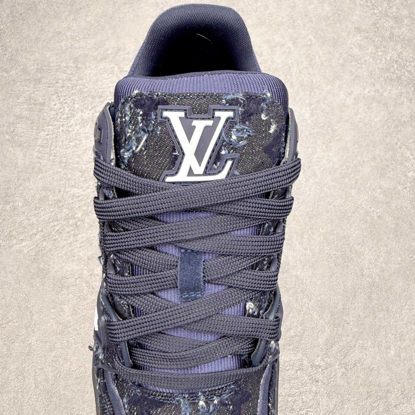 图片[5]-Louis Vuitton Trainer lv时装走秀运动鞋 完美鞋型超高的清洁度 零毛边线头瑕疵 全套原楦原纸版原鞋开模 全网最具灵魂的版型 正确原装黄色鞋盒 正确中底印花 鞋面印花3D高频深度立体 全鞋电脑针车 紧密相连 针距密度一致 环保乳胶注塑鞋垫 厚度脚感还原原版 皮面裁剪部位 统一油边封口工艺 原装橡胶大底含胶量大底组合零偏差 专柜全套包装 防尘袋 说明书 质保卡 男女鞋 尺码：35 36 37 38 39 40 41 42 43 44 45-选品中心