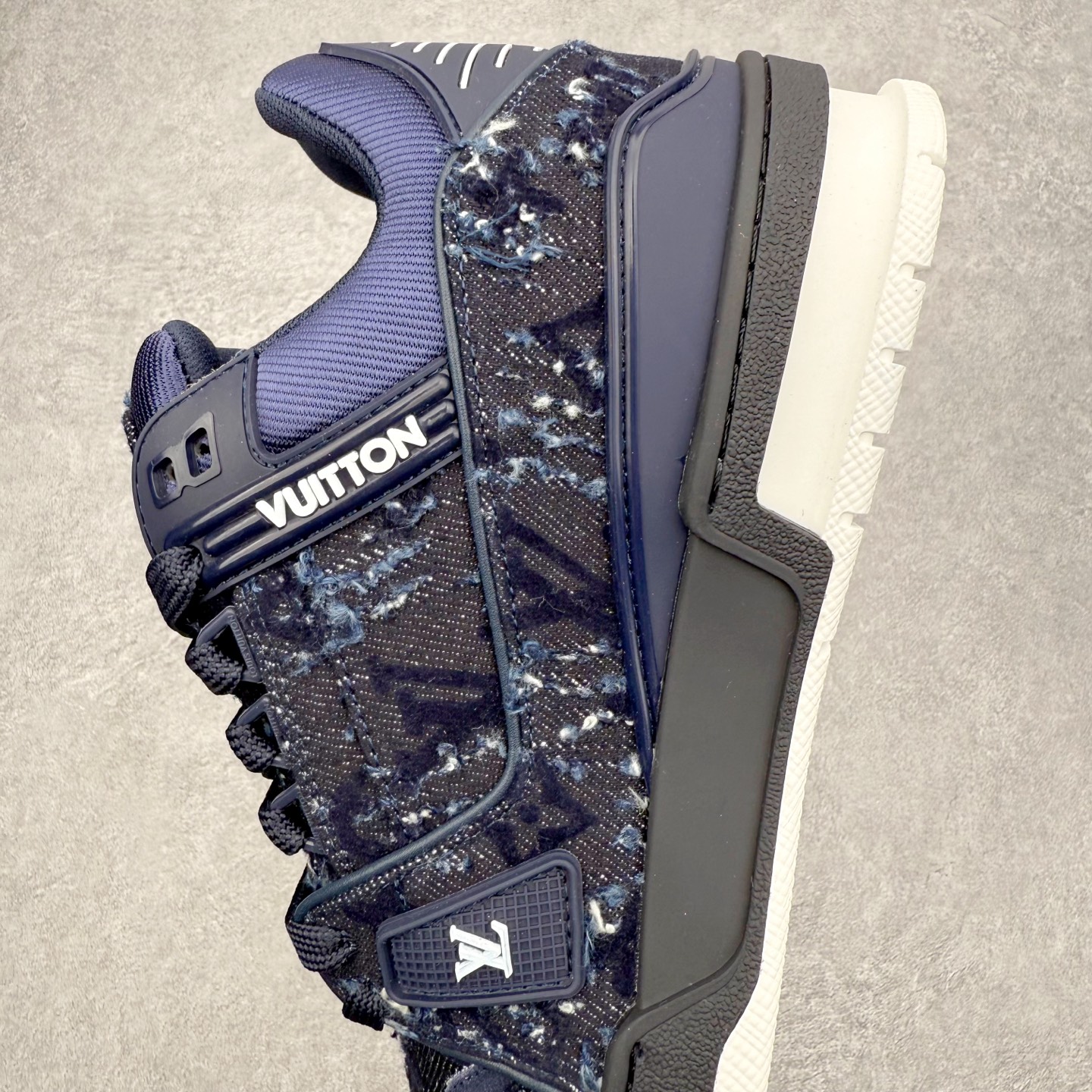 图片[7]-Louis Vuitton Trainer lv时装走秀运动鞋 完美鞋型超高的清洁度 零毛边线头瑕疵 全套原楦原纸版原鞋开模 全网最具灵魂的版型 正确原装黄色鞋盒 正确中底印花 鞋面印花3D高频深度立体 全鞋电脑针车 紧密相连 针距密度一致 环保乳胶注塑鞋垫 厚度脚感还原原版 皮面裁剪部位 统一油边封口工艺 原装橡胶大底含胶量大底组合零偏差 专柜全套包装 防尘袋 说明书 质保卡 男女鞋 尺码：35 36 37 38 39 40 41 42 43 44 45-选品中心