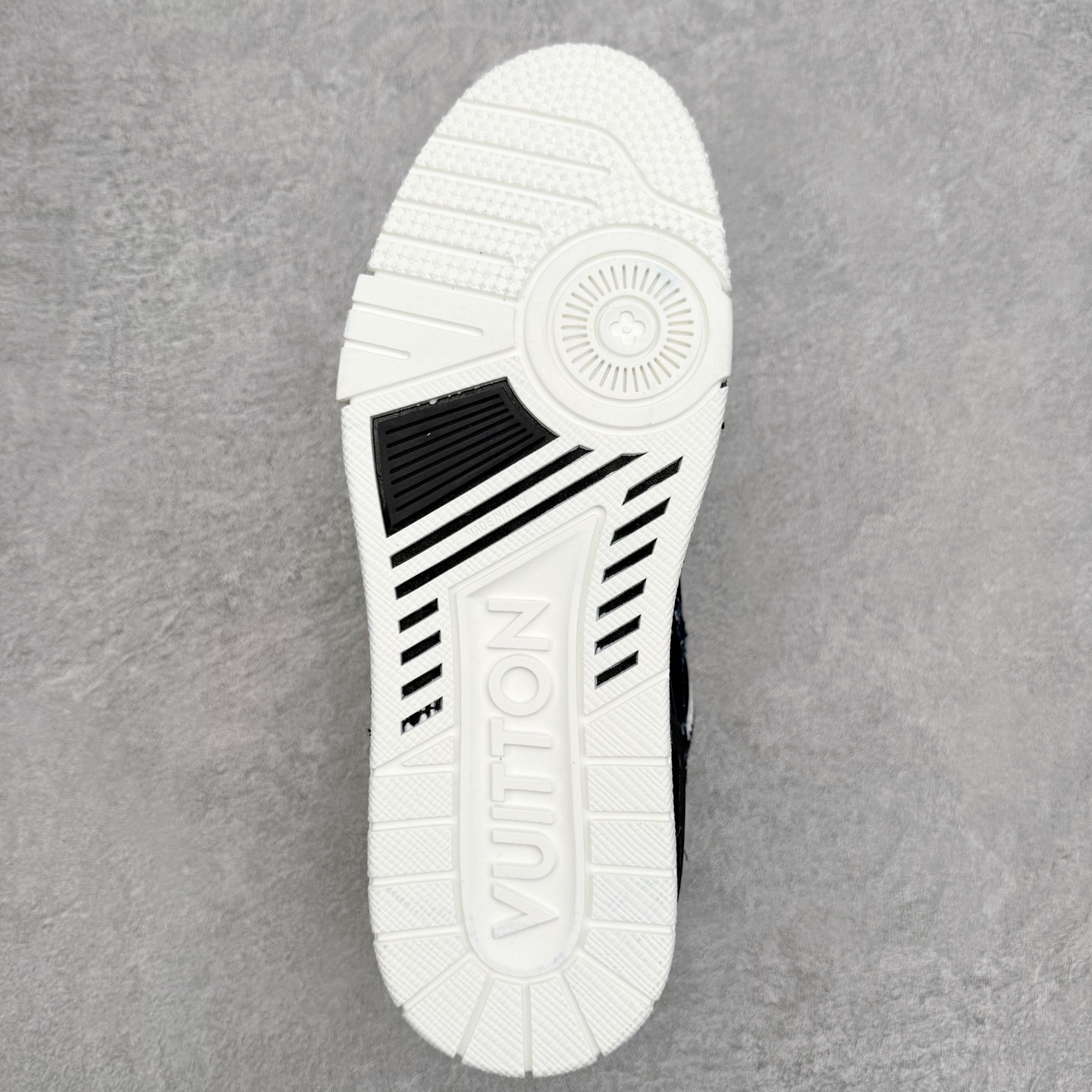 图片[9]-Louis Vuitton Trainer lv时装走秀运动鞋 完美鞋型超高的清洁度 零毛边线头瑕疵 全套原楦原纸版原鞋开模 全网最具灵魂的版型 正确原装黄色鞋盒 正确中底印花 鞋面印花3D高频深度立体 全鞋电脑针车 紧密相连 针距密度一致 环保乳胶注塑鞋垫 厚度脚感还原原版 皮面裁剪部位 统一油边封口工艺 原装橡胶大底含胶量大底组合零偏差 专柜全套包装 防尘袋 说明书 质保卡 男女鞋 尺码：35 36 37 38 39 40 41 42 43 44 45-选品中心