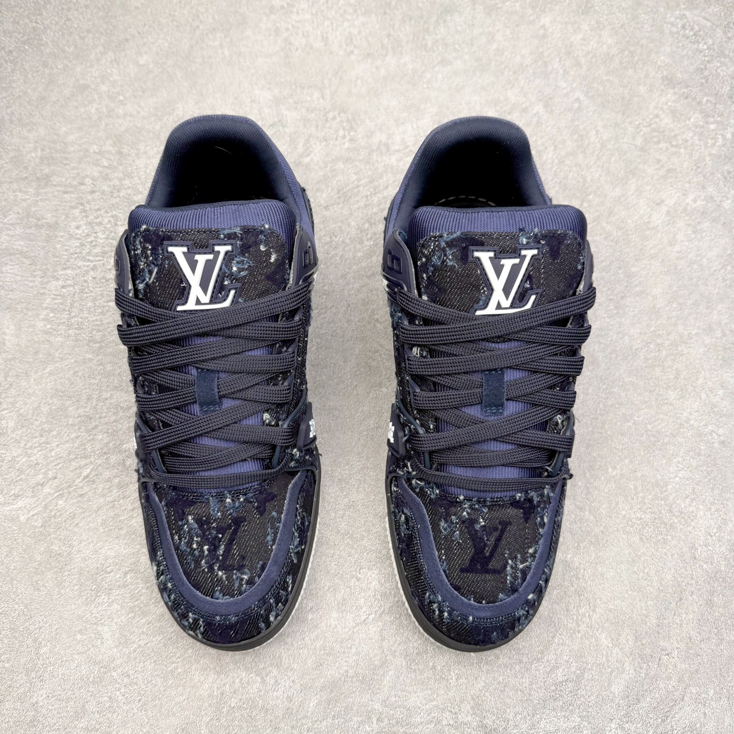 图片[2]-Louis Vuitton Trainer lv时装走秀运动鞋 完美鞋型超高的清洁度 零毛边线头瑕疵 全套原楦原纸版原鞋开模 全网最具灵魂的版型 正确原装黄色鞋盒 正确中底印花 鞋面印花3D高频深度立体 全鞋电脑针车 紧密相连 针距密度一致 环保乳胶注塑鞋垫 厚度脚感还原原版 皮面裁剪部位 统一油边封口工艺 原装橡胶大底含胶量大底组合零偏差 专柜全套包装 防尘袋 说明书 质保卡 男女鞋 尺码：35 36 37 38 39 40 41 42 43 44 45-选品中心