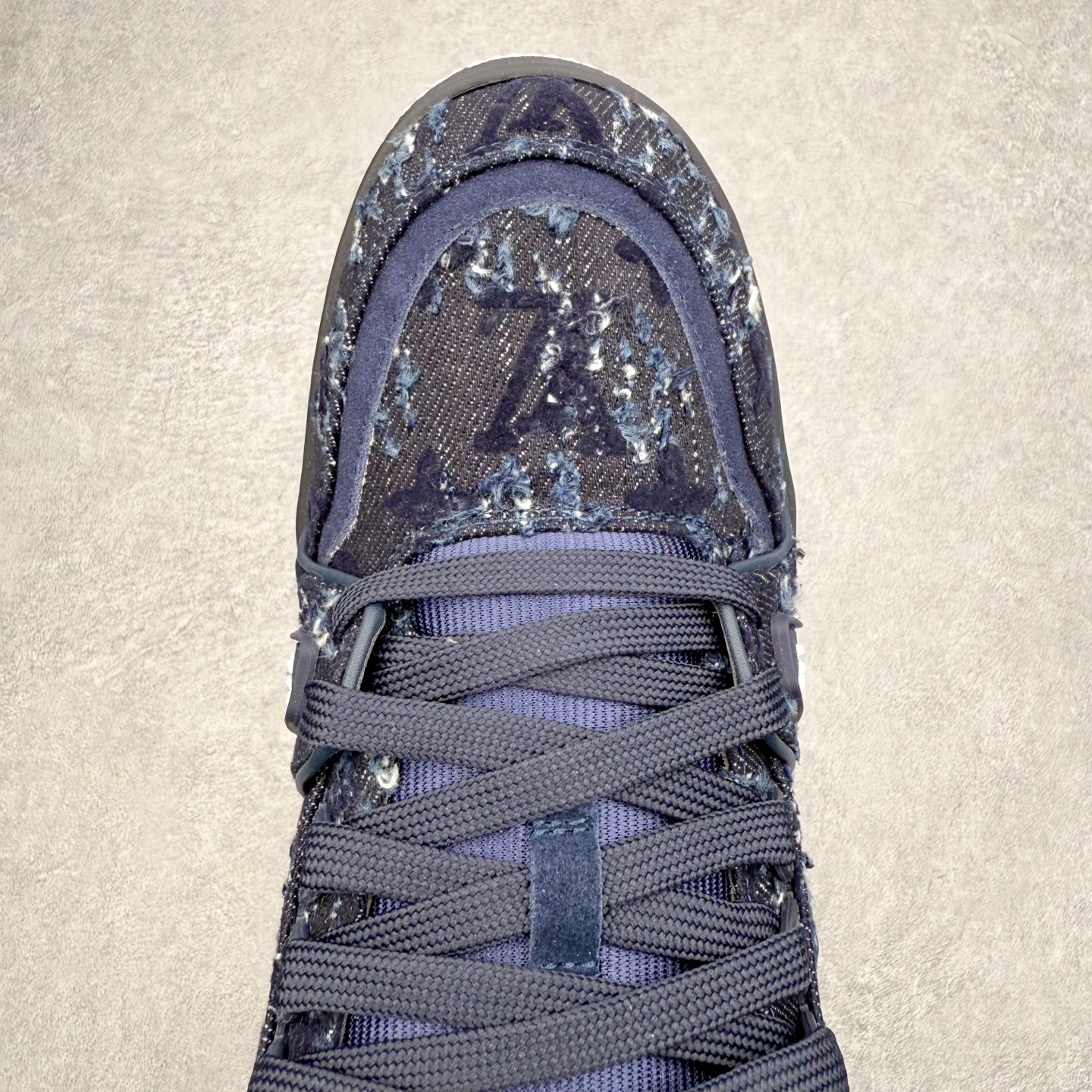 图片[4]-Louis Vuitton Trainer lv时装走秀运动鞋 完美鞋型超高的清洁度 零毛边线头瑕疵 全套原楦原纸版原鞋开模 全网最具灵魂的版型 正确原装黄色鞋盒 正确中底印花 鞋面印花3D高频深度立体 全鞋电脑针车 紧密相连 针距密度一致 环保乳胶注塑鞋垫 厚度脚感还原原版 皮面裁剪部位 统一油边封口工艺 原装橡胶大底含胶量大底组合零偏差 专柜全套包装 防尘袋 说明书 质保卡 男女鞋 尺码：35 36 37 38 39 40 41 42 43 44 45-选品中心