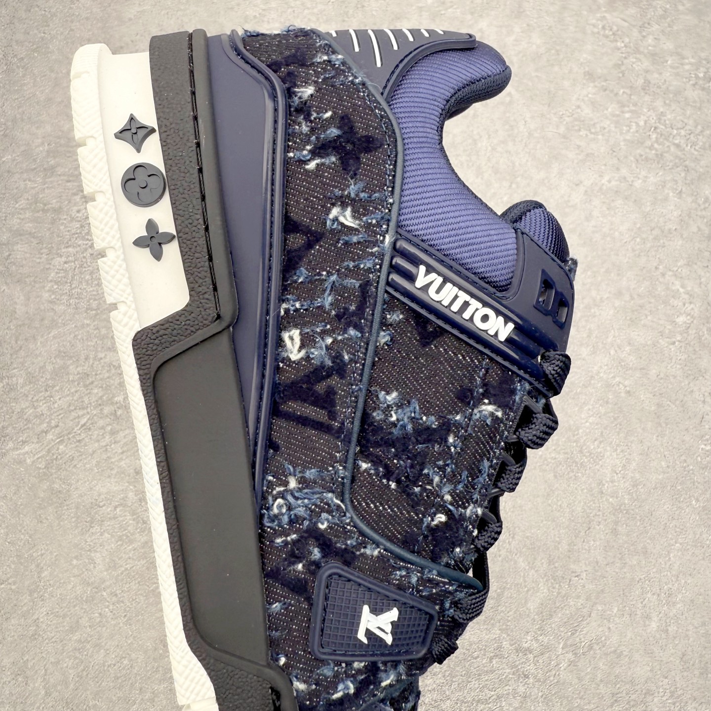 图片[6]-Louis Vuitton Trainer lv时装走秀运动鞋 完美鞋型超高的清洁度 零毛边线头瑕疵 全套原楦原纸版原鞋开模 全网最具灵魂的版型 正确原装黄色鞋盒 正确中底印花 鞋面印花3D高频深度立体 全鞋电脑针车 紧密相连 针距密度一致 环保乳胶注塑鞋垫 厚度脚感还原原版 皮面裁剪部位 统一油边封口工艺 原装橡胶大底含胶量大底组合零偏差 专柜全套包装 防尘袋 说明书 质保卡 男女鞋 尺码：35 36 37 38 39 40 41 42 43 44 45-选品中心