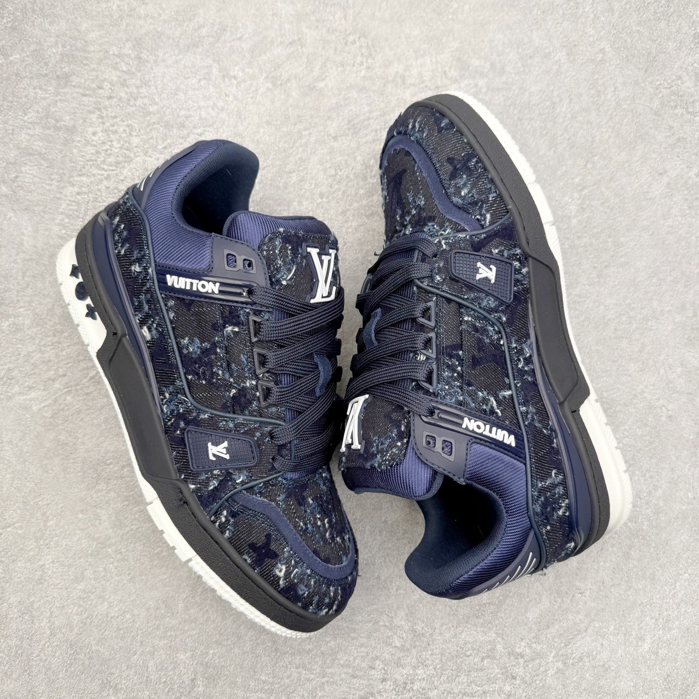 图片[3]-Louis Vuitton Trainer lv时装走秀运动鞋 完美鞋型超高的清洁度 零毛边线头瑕疵 全套原楦原纸版原鞋开模 全网最具灵魂的版型 正确原装黄色鞋盒 正确中底印花 鞋面印花3D高频深度立体 全鞋电脑针车 紧密相连 针距密度一致 环保乳胶注塑鞋垫 厚度脚感还原原版 皮面裁剪部位 统一油边封口工艺 原装橡胶大底含胶量大底组合零偏差 专柜全套包装 防尘袋 说明书 质保卡 男女鞋 尺码：35 36 37 38 39 40 41 42 43 44 45-选品中心