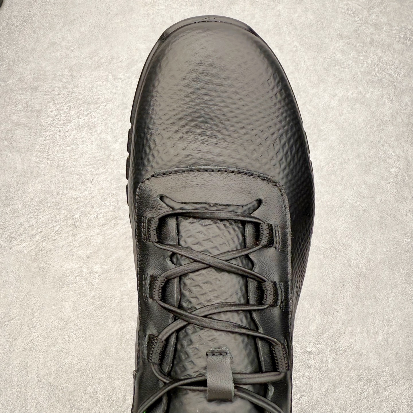 💰300 ＃GD广顶 ecco爱步 灵动系列 运动简约时尚 生活休闲鞋 独家注塑工艺 渠道原单 实体代购指定版本 真全头层牛皮 PK市面上任何版本 24小时现货供应 进口原料牛皮 莞产超级顶货 新配色陆续上架 产品只会越做越漂亮 鞋头采用原版一致工艺 又甩又用线条的效果目前这个技术市面上的任何版本都达不到这个效果 原版私模开发 细节一步到位不敢说百分百 保证有百分之98还原 慢工出细活 好的产品不怕晚 这次的开发针对艺术家 收藏家 高品质 的人群 水染粒面小牛皮材质 和针车间距都是极致还原 顶级头层的小牛皮 质感无敌 奢侈品的触感 搭配专柜最新全套包装 双种配件卡片 细节诠释 一件不落 不计成本的打磨产品的细节 再微小的细节也会还原 ECCO以三大核心特征为依托：北欧设计风格、鞋履制作、积极的生活方式。北欧设计风格：北欧设计特点是独特、有格调、实用和简约，并且品质优良。鞋履制作：ECCO钟爱鞋履制作以及一切与鞋履制作相关的事物。积极的生活方式：ECCO的创始人希望制作出的鞋履无需磨合，即可完美贴合脚型，帮助人们享受行走的乐趣。ECCO的成功源自其产品质量和创新的技术水平，恪守“鞋遵循双足”的设计理念，将的舒适度和风格融为一体。ECCO跑遍全世界寻找创新的原料。从制革制鞋一体化的设置，源头上控制皮革质量，确保对人体无害。码数：38 39 40 41 42 43 44（皮鞋码）
编码：by3936050