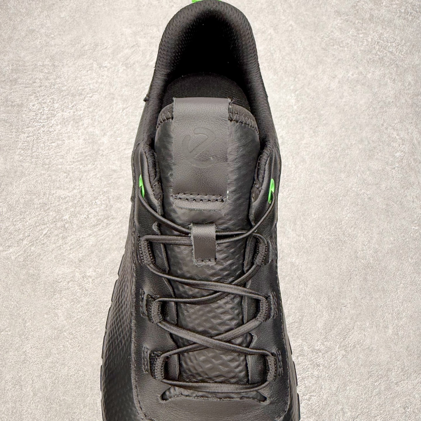 💰300 ＃GD广顶 ecco爱步 灵动系列 运动简约时尚 生活休闲鞋 独家注塑工艺 渠道原单 实体代购指定版本 真全头层牛皮 PK市面上任何版本 24小时现货供应 进口原料牛皮 莞产超级顶货 新配色陆续上架 产品只会越做越漂亮 鞋头采用原版一致工艺 又甩又用线条的效果目前这个技术市面上的任何版本都达不到这个效果 原版私模开发 细节一步到位不敢说百分百 保证有百分之98还原 慢工出细活 好的产品不怕晚 这次的开发针对艺术家 收藏家 高品质 的人群 水染粒面小牛皮材质 和针车间距都是极致还原 顶级头层的小牛皮 质感无敌 奢侈品的触感 搭配专柜最新全套包装 双种配件卡片 细节诠释 一件不落 不计成本的打磨产品的细节 再微小的细节也会还原 ECCO以三大核心特征为依托：北欧设计风格、鞋履制作、积极的生活方式。北欧设计风格：北欧设计特点是独特、有格调、实用和简约，并且品质优良。鞋履制作：ECCO钟爱鞋履制作以及一切与鞋履制作相关的事物。积极的生活方式：ECCO的创始人希望制作出的鞋履无需磨合，即可完美贴合脚型，帮助人们享受行走的乐趣。ECCO的成功源自其产品质量和创新的技术水平，恪守“鞋遵循双足”的设计理念，将的舒适度和风格融为一体。ECCO跑遍全世界寻找创新的原料。从制革制鞋一体化的设置，源头上控制皮革质量，确保对人体无害。码数：38 39 40 41 42 43 44（皮鞋码）
编码：by3936050