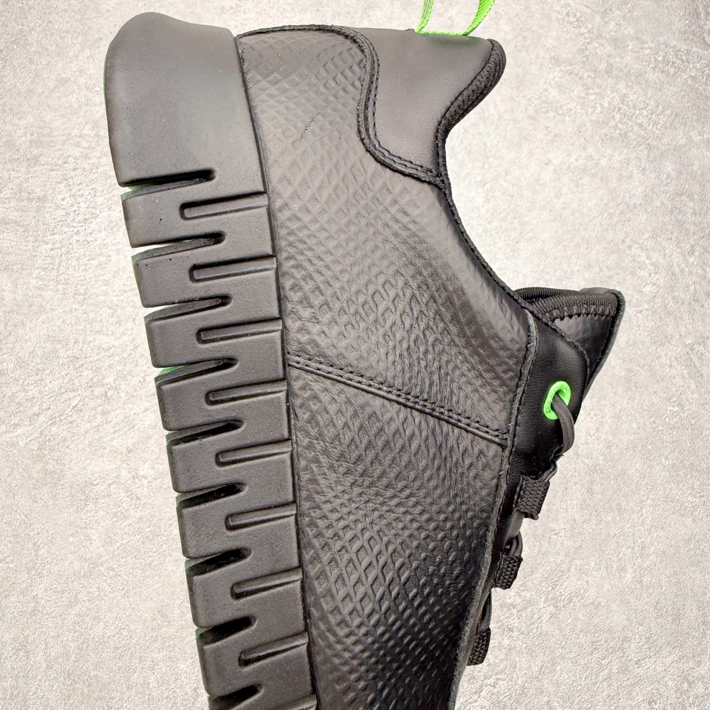 💰300 ＃GD广顶 ecco爱步 灵动系列 运动简约时尚 生活休闲鞋 独家注塑工艺 渠道原单 实体代购指定版本 真全头层牛皮 PK市面上任何版本 24小时现货供应 进口原料牛皮 莞产超级顶货 新配色陆续上架 产品只会越做越漂亮 鞋头采用原版一致工艺 又甩又用线条的效果目前这个技术市面上的任何版本都达不到这个效果 原版私模开发 细节一步到位不敢说百分百 保证有百分之98还原 慢工出细活 好的产品不怕晚 这次的开发针对艺术家 收藏家 高品质 的人群 水染粒面小牛皮材质 和针车间距都是极致还原 顶级头层的小牛皮 质感无敌 奢侈品的触感 搭配专柜最新全套包装 双种配件卡片 细节诠释 一件不落 不计成本的打磨产品的细节 再微小的细节也会还原 ECCO以三大核心特征为依托：北欧设计风格、鞋履制作、积极的生活方式。北欧设计风格：北欧设计特点是独特、有格调、实用和简约，并且品质优良。鞋履制作：ECCO钟爱鞋履制作以及一切与鞋履制作相关的事物。积极的生活方式：ECCO的创始人希望制作出的鞋履无需磨合，即可完美贴合脚型，帮助人们享受行走的乐趣。ECCO的成功源自其产品质量和创新的技术水平，恪守“鞋遵循双足”的设计理念，将的舒适度和风格融为一体。ECCO跑遍全世界寻找创新的原料。从制革制鞋一体化的设置，源头上控制皮革质量，确保对人体无害。码数：38 39 40 41 42 43 44（皮鞋码）
编码：by3936050