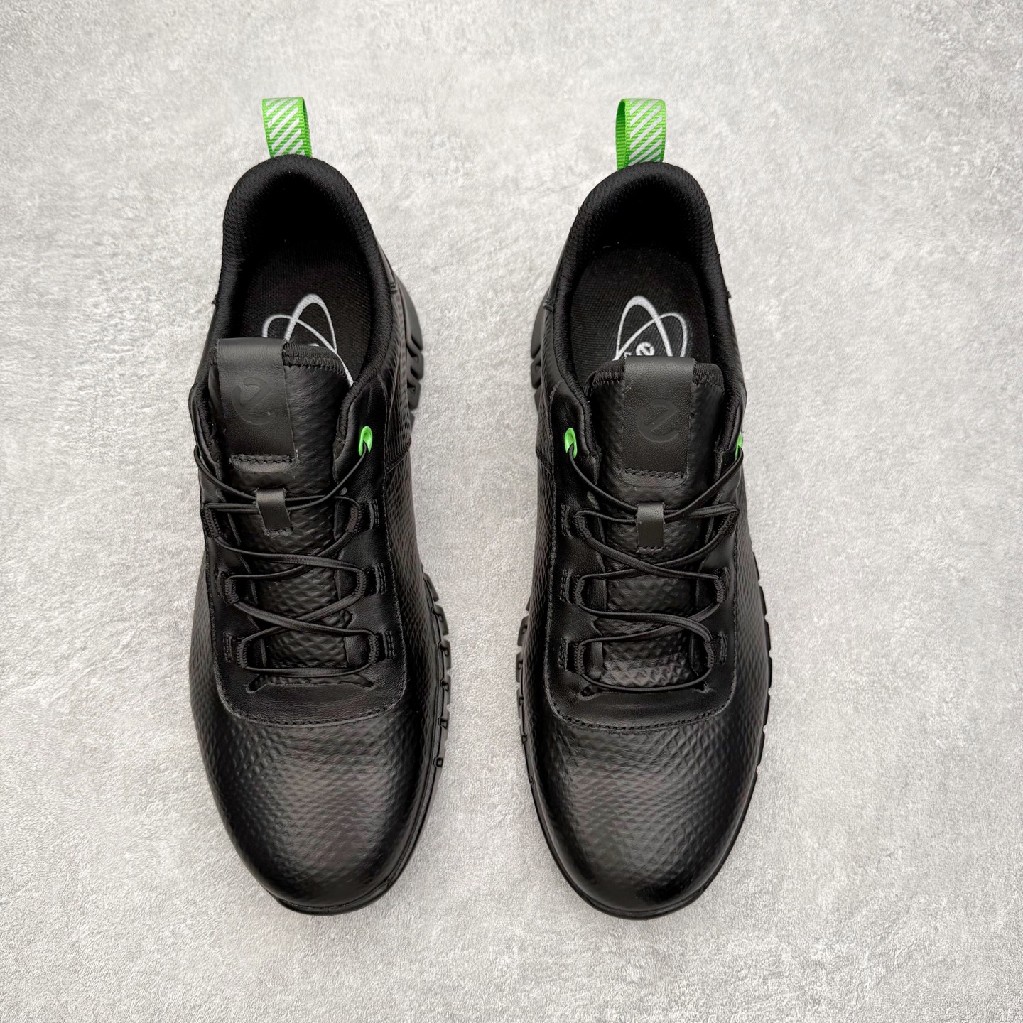 💰300 ＃GD广顶 ecco爱步 灵动系列 运动简约时尚 生活休闲鞋 独家注塑工艺 渠道原单 实体代购指定版本 真全头层牛皮 PK市面上任何版本 24小时现货供应 进口原料牛皮 莞产超级顶货 新配色陆续上架 产品只会越做越漂亮 鞋头采用原版一致工艺 又甩又用线条的效果目前这个技术市面上的任何版本都达不到这个效果 原版私模开发 细节一步到位不敢说百分百 保证有百分之98还原 慢工出细活 好的产品不怕晚 这次的开发针对艺术家 收藏家 高品质 的人群 水染粒面小牛皮材质 和针车间距都是极致还原 顶级头层的小牛皮 质感无敌 奢侈品的触感 搭配专柜最新全套包装 双种配件卡片 细节诠释 一件不落 不计成本的打磨产品的细节 再微小的细节也会还原 ECCO以三大核心特征为依托：北欧设计风格、鞋履制作、积极的生活方式。北欧设计风格：北欧设计特点是独特、有格调、实用和简约，并且品质优良。鞋履制作：ECCO钟爱鞋履制作以及一切与鞋履制作相关的事物。积极的生活方式：ECCO的创始人希望制作出的鞋履无需磨合，即可完美贴合脚型，帮助人们享受行走的乐趣。ECCO的成功源自其产品质量和创新的技术水平，恪守“鞋遵循双足”的设计理念，将的舒适度和风格融为一体。ECCO跑遍全世界寻找创新的原料。从制革制鞋一体化的设置，源头上控制皮革质量，确保对人体无害。码数：38 39 40 41 42 43 44（皮鞋码）
编码：by3936050