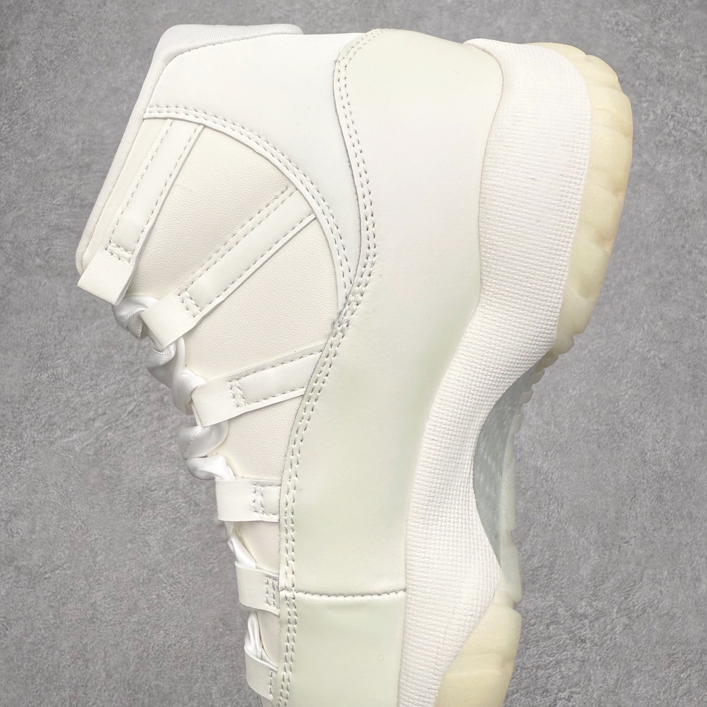 图片[7]-＃B版 Air Jordan AJ11 Retro“Pearl” 珍珠白 AR0715-110 此版本只针对中端市场 皮料材质有所更替 真碳板加持 进口漆皮 防冻不开裂 头层皮料 原装鞋撑 水晶大底正确色度色泽 原楦原数据刺绣 原厂车缝走线及对位 毫厘不差 飞人logo采用原数据电脑刺绣 原装正品碳纤维真实碳板 增强抗扭 原内标 原盒标 正确官方原盒 防氧化水晶外底 原厂配套全掌solo气垫 尺码：36 36.5 37.5 38 38.5 39 40 40.5 41 42 42.5 43 44 44.5 45 46 47.5-选品中心