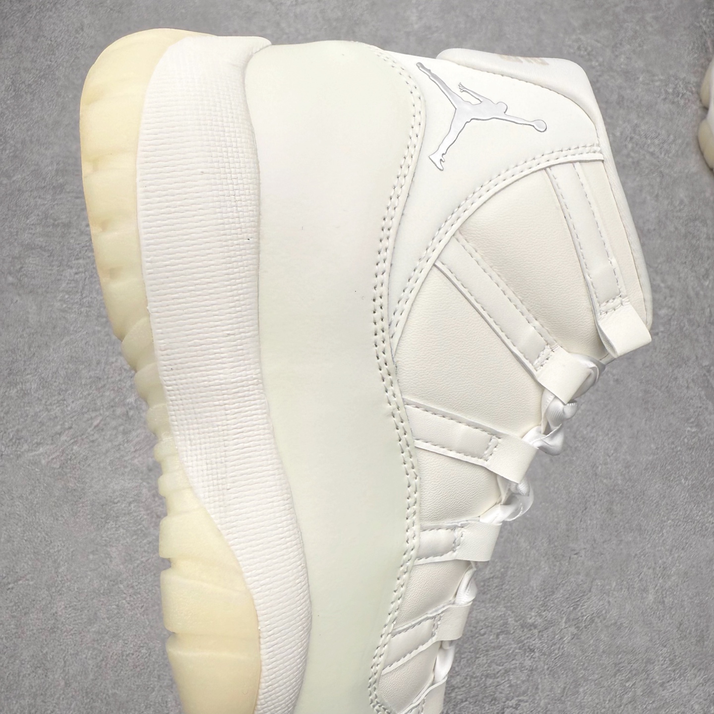 图片[6]-＃B版 Air Jordan AJ11 Retro“Pearl” 珍珠白 AR0715-110 此版本只针对中端市场 皮料材质有所更替 真碳板加持 进口漆皮 防冻不开裂 头层皮料 原装鞋撑 水晶大底正确色度色泽 原楦原数据刺绣 原厂车缝走线及对位 毫厘不差 飞人logo采用原数据电脑刺绣 原装正品碳纤维真实碳板 增强抗扭 原内标 原盒标 正确官方原盒 防氧化水晶外底 原厂配套全掌solo气垫 尺码：36 36.5 37.5 38 38.5 39 40 40.5 41 42 42.5 43 44 44.5 45 46 47.5-选品中心