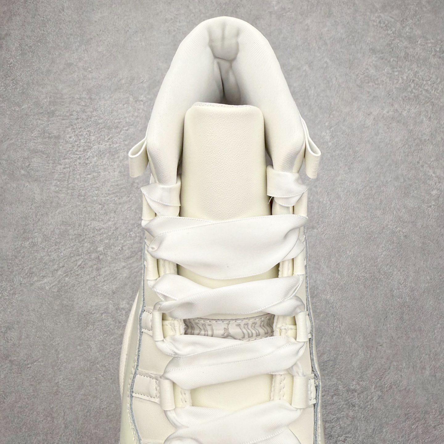 图片[5]-＃B版 Air Jordan AJ11 Retro“Pearl” 珍珠白 AR0715-110 此版本只针对中端市场 皮料材质有所更替 真碳板加持 进口漆皮 防冻不开裂 头层皮料 原装鞋撑 水晶大底正确色度色泽 原楦原数据刺绣 原厂车缝走线及对位 毫厘不差 飞人logo采用原数据电脑刺绣 原装正品碳纤维真实碳板 增强抗扭 原内标 原盒标 正确官方原盒 防氧化水晶外底 原厂配套全掌solo气垫 尺码：36 36.5 37.5 38 38.5 39 40 40.5 41 42 42.5 43 44 44.5 45 46 47.5-选品中心