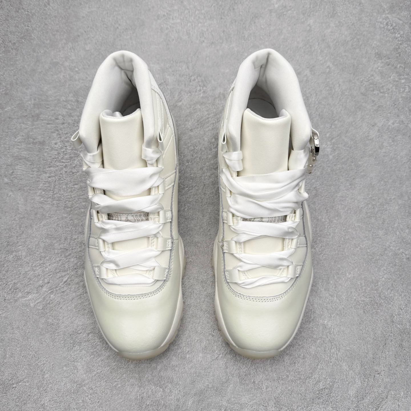 图片[2]-＃B版 Air Jordan AJ11 Retro“Pearl” 珍珠白 AR0715-110 此版本只针对中端市场 皮料材质有所更替 真碳板加持 进口漆皮 防冻不开裂 头层皮料 原装鞋撑 水晶大底正确色度色泽 原楦原数据刺绣 原厂车缝走线及对位 毫厘不差 飞人logo采用原数据电脑刺绣 原装正品碳纤维真实碳板 增强抗扭 原内标 原盒标 正确官方原盒 防氧化水晶外底 原厂配套全掌solo气垫 尺码：36 36.5 37.5 38 38.5 39 40 40.5 41 42 42.5 43 44 44.5 45 46 47.5-选品中心