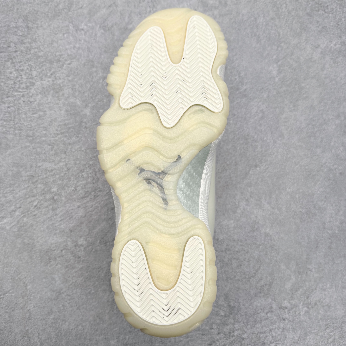 图片[9]-＃B版 Air Jordan AJ11 Retro“Pearl” 珍珠白 AR0715-110 此版本只针对中端市场 皮料材质有所更替 真碳板加持 进口漆皮 防冻不开裂 头层皮料 原装鞋撑 水晶大底正确色度色泽 原楦原数据刺绣 原厂车缝走线及对位 毫厘不差 飞人logo采用原数据电脑刺绣 原装正品碳纤维真实碳板 增强抗扭 原内标 原盒标 正确官方原盒 防氧化水晶外底 原厂配套全掌solo气垫 尺码：36 36.5 37.5 38 38.5 39 40 40.5 41 42 42.5 43 44 44.5 45 46 47.5-选品中心