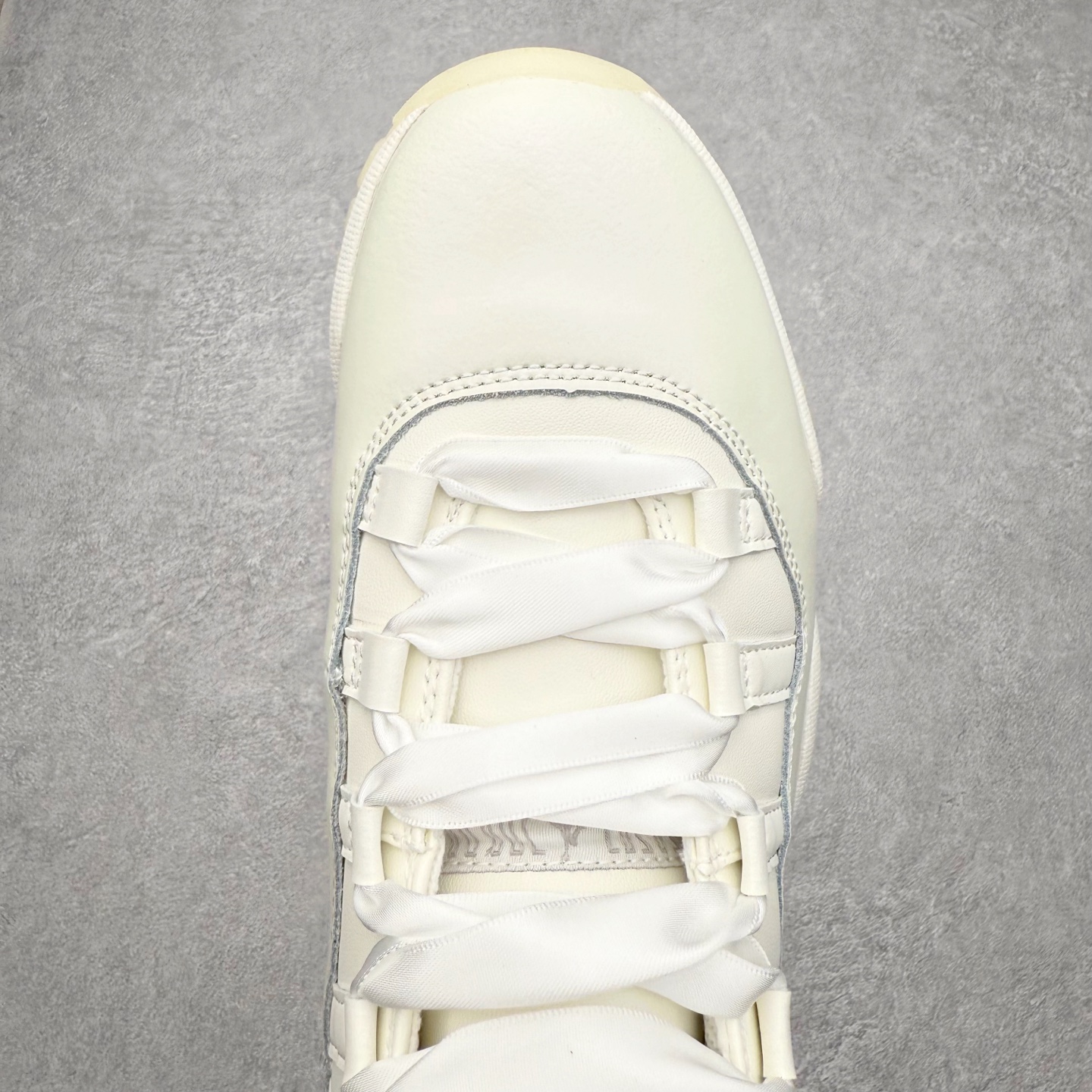 图片[4]-＃B版 Air Jordan AJ11 Retro“Pearl” 珍珠白 AR0715-110 此版本只针对中端市场 皮料材质有所更替 真碳板加持 进口漆皮 防冻不开裂 头层皮料 原装鞋撑 水晶大底正确色度色泽 原楦原数据刺绣 原厂车缝走线及对位 毫厘不差 飞人logo采用原数据电脑刺绣 原装正品碳纤维真实碳板 增强抗扭 原内标 原盒标 正确官方原盒 防氧化水晶外底 原厂配套全掌solo气垫 尺码：36 36.5 37.5 38 38.5 39 40 40.5 41 42 42.5 43 44 44.5 45 46 47.5-选品中心