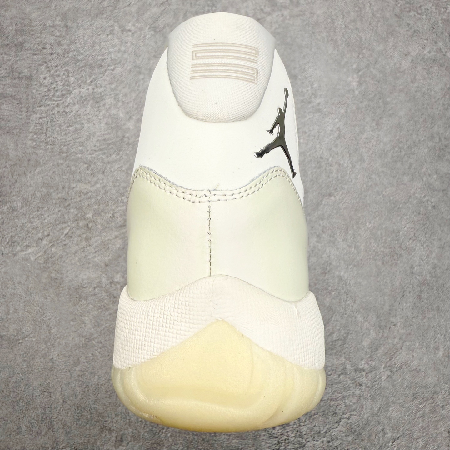 图片[8]-＃B版 Air Jordan AJ11 Retro“Pearl” 珍珠白 AR0715-110 此版本只针对中端市场 皮料材质有所更替 真碳板加持 进口漆皮 防冻不开裂 头层皮料 原装鞋撑 水晶大底正确色度色泽 原楦原数据刺绣 原厂车缝走线及对位 毫厘不差 飞人logo采用原数据电脑刺绣 原装正品碳纤维真实碳板 增强抗扭 原内标 原盒标 正确官方原盒 防氧化水晶外底 原厂配套全掌solo气垫 尺码：36 36.5 37.5 38 38.5 39 40 40.5 41 42 42.5 43 44 44.5 45 46 47.5-选品中心