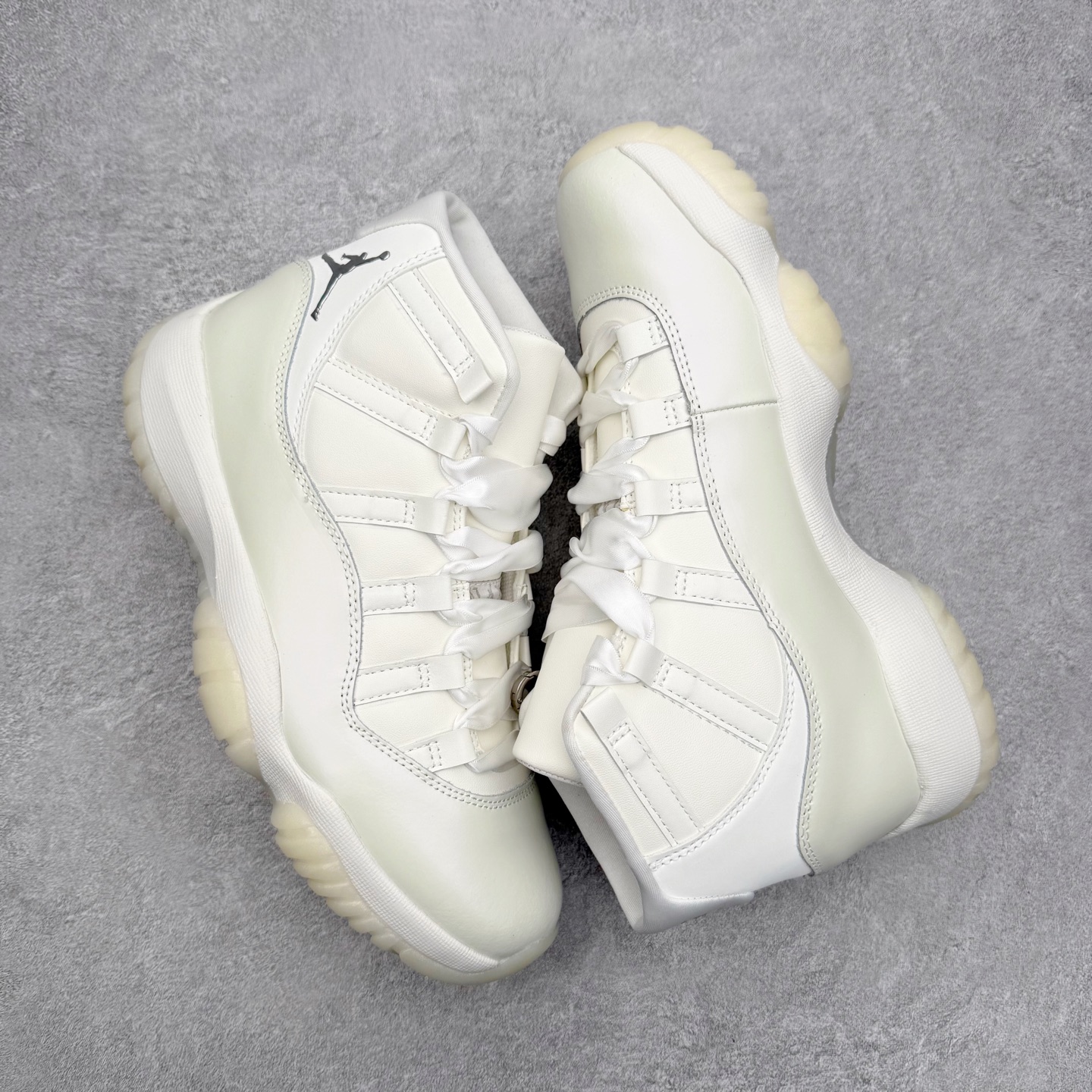 图片[3]-＃B版 Air Jordan AJ11 Retro“Pearl” 珍珠白 AR0715-110 此版本只针对中端市场 皮料材质有所更替 真碳板加持 进口漆皮 防冻不开裂 头层皮料 原装鞋撑 水晶大底正确色度色泽 原楦原数据刺绣 原厂车缝走线及对位 毫厘不差 飞人logo采用原数据电脑刺绣 原装正品碳纤维真实碳板 增强抗扭 原内标 原盒标 正确官方原盒 防氧化水晶外底 原厂配套全掌solo气垫 尺码：36 36.5 37.5 38 38.5 39 40 40.5 41 42 42.5 43 44 44.5 45 46 47.5-选品中心
