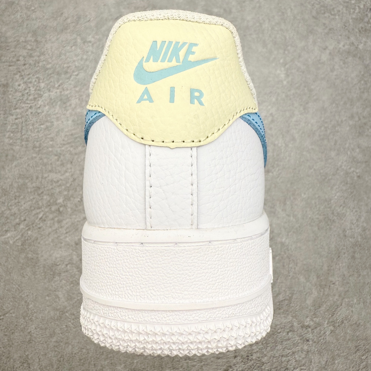 图片[8]-NK Air Force 1´07 Low 空军一号低帮百搭休闲运动板鞋 HF0022-100 柔软、弹性十足的缓震性能和出色的中底设计 横跨复古与现代的外型结合 造就出风靡全球 三十多年的Force 1 直到今天还深受青睐 实拍调校N版已经零色差零失真 百分百还原实物色彩所见即所得 不存在货不对板色差等低级问题 选购参考实物拍摄 不混卖不参货 只用心做好货严格选品 承诺混一赔十 尺码：36 36.5 37.5 38 38.5 39 40 40.5 41 42 42.5 43 44 44.5 45-选品中心