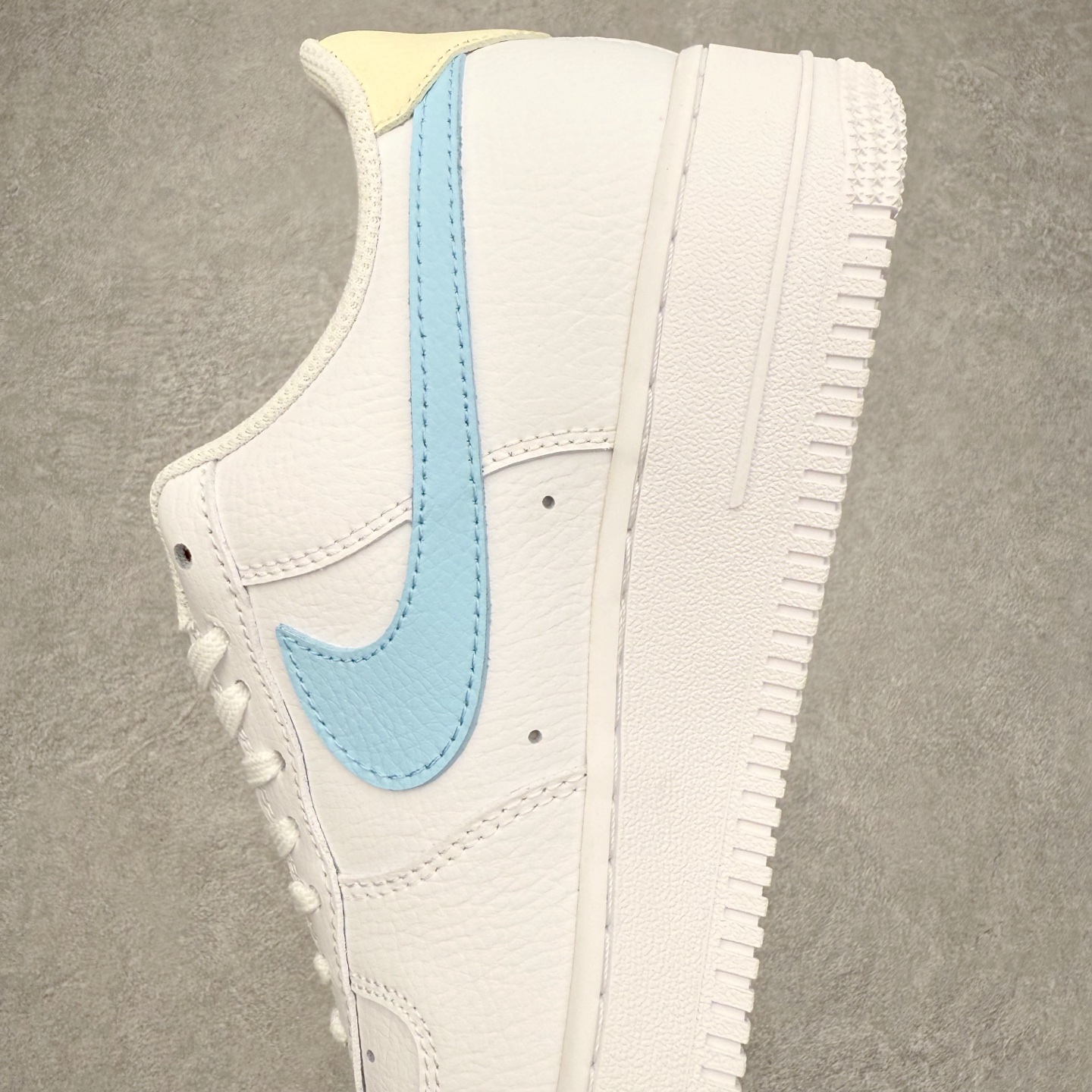 图片[6]-NK Air Force 1´07 Low 空军一号低帮百搭休闲运动板鞋 HF0022-100 柔软、弹性十足的缓震性能和出色的中底设计 横跨复古与现代的外型结合 造就出风靡全球 三十多年的Force 1 直到今天还深受青睐 实拍调校N版已经零色差零失真 百分百还原实物色彩所见即所得 不存在货不对板色差等低级问题 选购参考实物拍摄 不混卖不参货 只用心做好货严格选品 承诺混一赔十 尺码：36 36.5 37.5 38 38.5 39 40 40.5 41 42 42.5 43 44 44.5 45-选品中心