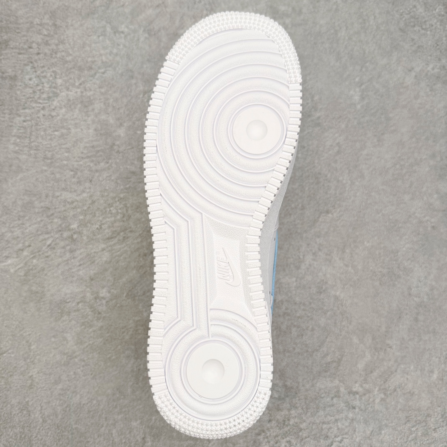 图片[9]-NK Air Force 1´07 Low 空军一号低帮百搭休闲运动板鞋 HF0022-100 柔软、弹性十足的缓震性能和出色的中底设计 横跨复古与现代的外型结合 造就出风靡全球 三十多年的Force 1 直到今天还深受青睐 实拍调校N版已经零色差零失真 百分百还原实物色彩所见即所得 不存在货不对板色差等低级问题 选购参考实物拍摄 不混卖不参货 只用心做好货严格选品 承诺混一赔十 尺码：36 36.5 37.5 38 38.5 39 40 40.5 41 42 42.5 43 44 44.5 45-选品中心