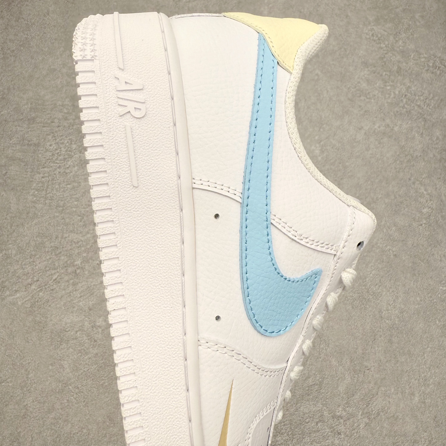 图片[7]-NK Air Force 1´07 Low 空军一号低帮百搭休闲运动板鞋 HF0022-100 柔软、弹性十足的缓震性能和出色的中底设计 横跨复古与现代的外型结合 造就出风靡全球 三十多年的Force 1 直到今天还深受青睐 实拍调校N版已经零色差零失真 百分百还原实物色彩所见即所得 不存在货不对板色差等低级问题 选购参考实物拍摄 不混卖不参货 只用心做好货严格选品 承诺混一赔十 尺码：36 36.5 37.5 38 38.5 39 40 40.5 41 42 42.5 43 44 44.5 45-选品中心