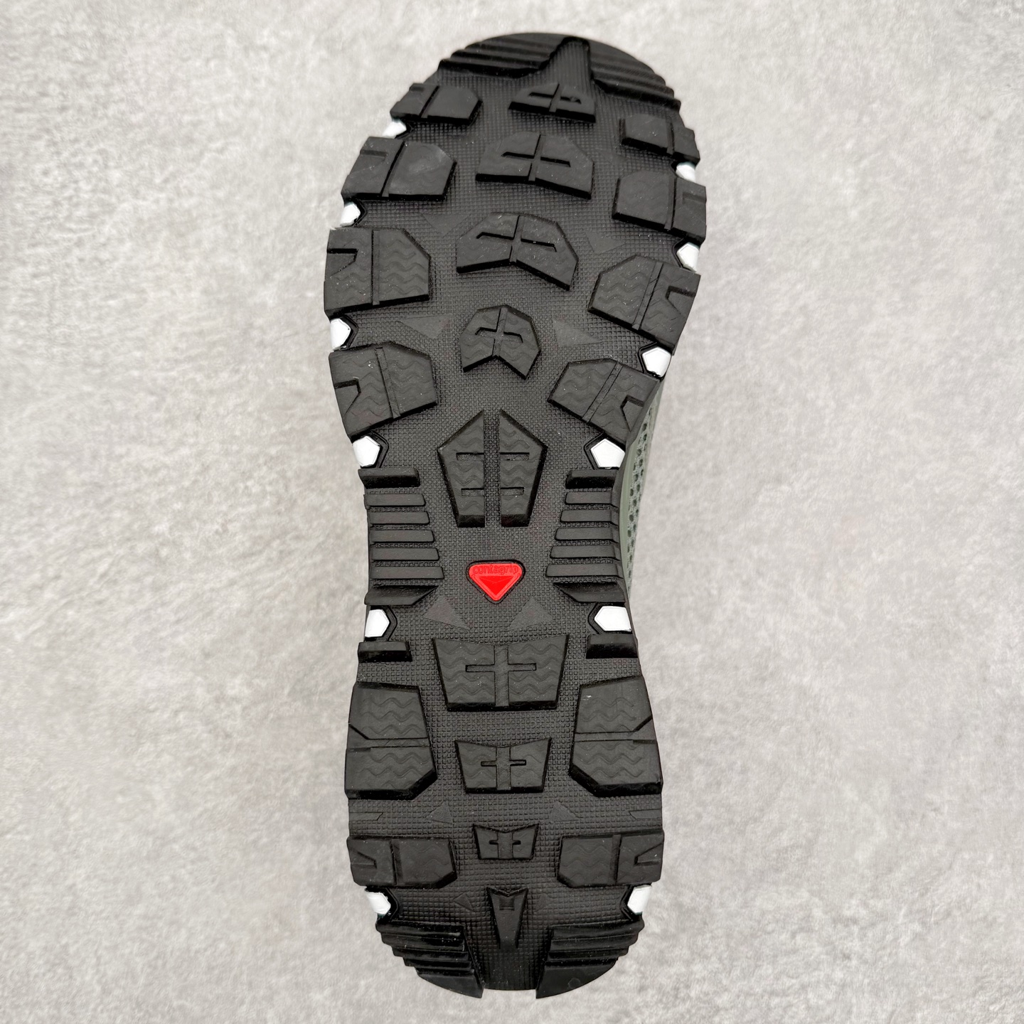 图片[9]-SALOMON萨洛蒙 Techamphibian 5 圆头舒适 透气速干抓地溯溪鞋 男女同款 SALOMON诞生于1947年的法国阿尔卑斯山区，全球知名的户外运动品牌。一直致力于推动滑雪、越野跑等山地运动的发展及产品的进步。其产品设计致力于追求创新和发掘产品的性能极限，帮助喜欢自由的人在山地间不断挑战自我。实拍调校N版已经零色差零失真 百分百还原实物色彩所见即所得 不存在货不对板色差等低级问题 选购参考实物拍摄 不混卖不参货 只用心做好货严格选品 承诺混一赔十 尺码：36 36.5 37.5 38 38.5 39 40 40.5 41 42 42.5 43 44 44.5 45-选品中心