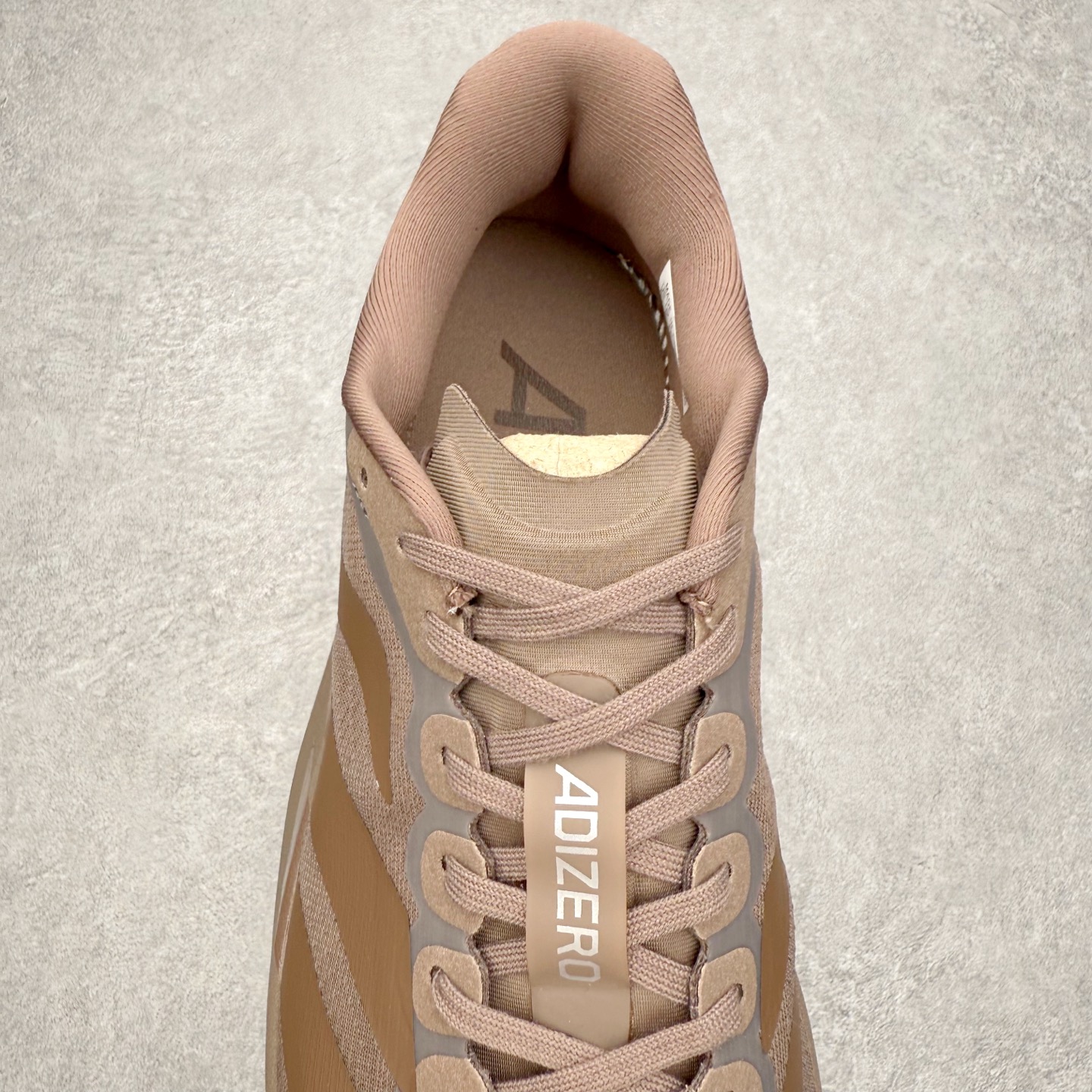 图片[5]-AD Adizero EVO SL 马拉松竞速专业跑鞋 KJ1439 CELERMESH针织网面非常轻薄 纤维间的缝隙很大 可以保证跑步时的透气、排汗效果 鞋舌直接与两侧的内衬和鞋底连接在一起 在跑步过程中不会被鞋舌的左右移动所困扰 在标准鞋带孔的基础上再拓宽一组鞋带孔 适合不同脚型的需求 突破性 EnergyRods 技术，有助于跑者实现更好的成绩 中底独特的LIGHTSTRIKE PRO泡棉材质 微弹感觉在跑步过程中给予了良好的支撑体验 对于顶级精英和高水平进阶跑者来说 ADIOS PRO是一双值得信赖的竞速比赛用鞋 尺码：36 36.5 37.5 38 38.5 39 40 40.5 41 42 42.5 43 44 44.5 45-选品中心