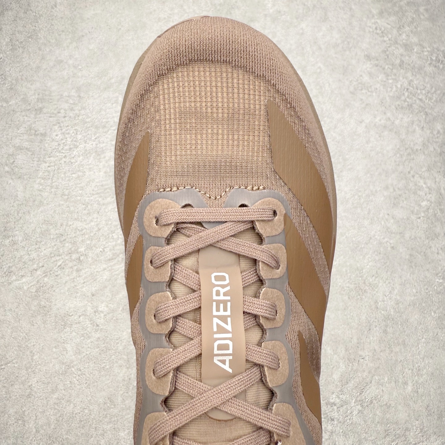 图片[4]-AD Adizero EVO SL 马拉松竞速专业跑鞋 KJ1439 CELERMESH针织网面非常轻薄 纤维间的缝隙很大 可以保证跑步时的透气、排汗效果 鞋舌直接与两侧的内衬和鞋底连接在一起 在跑步过程中不会被鞋舌的左右移动所困扰 在标准鞋带孔的基础上再拓宽一组鞋带孔 适合不同脚型的需求 突破性 EnergyRods 技术，有助于跑者实现更好的成绩 中底独特的LIGHTSTRIKE PRO泡棉材质 微弹感觉在跑步过程中给予了良好的支撑体验 对于顶级精英和高水平进阶跑者来说 ADIOS PRO是一双值得信赖的竞速比赛用鞋 尺码：36 36.5 37.5 38 38.5 39 40 40.5 41 42 42.5 43 44 44.5 45-选品中心