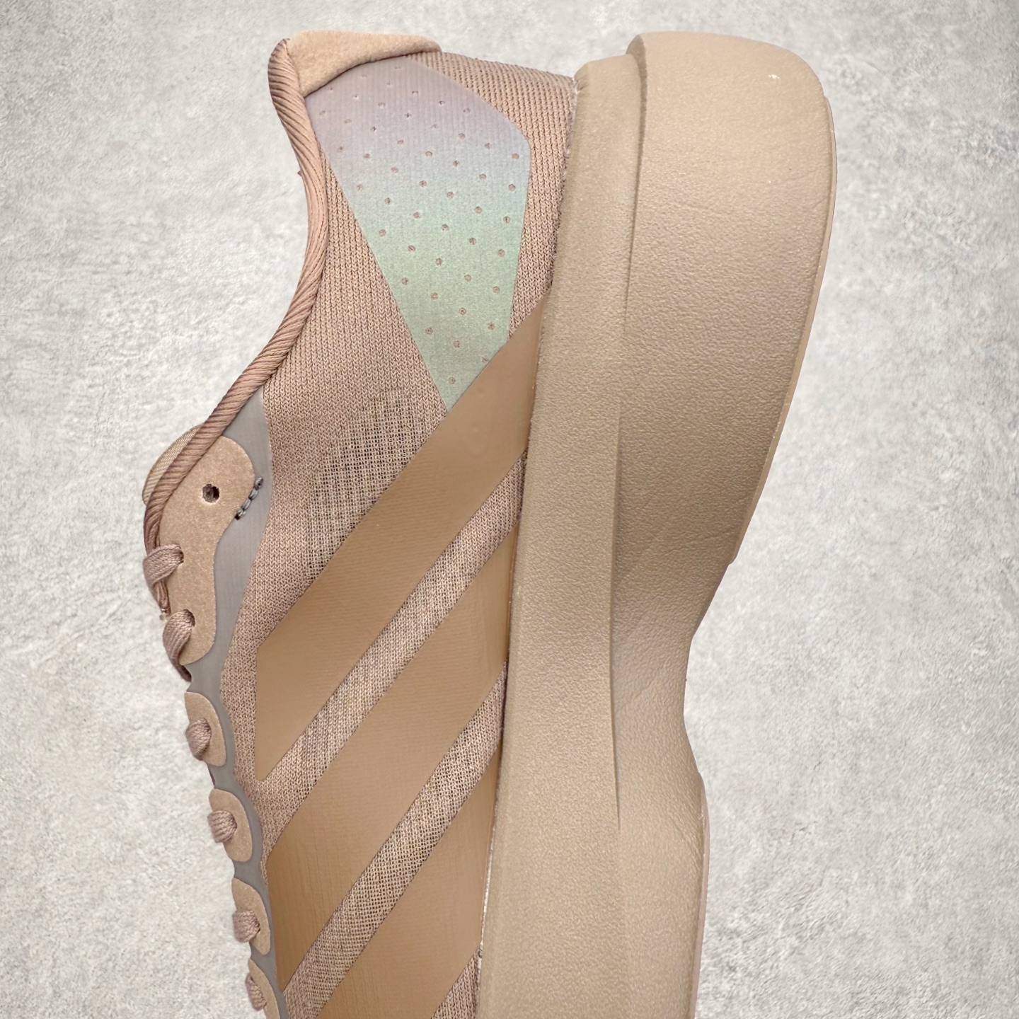 图片[7]-AD Adizero EVO SL 马拉松竞速专业跑鞋 KJ1439 CELERMESH针织网面非常轻薄 纤维间的缝隙很大 可以保证跑步时的透气、排汗效果 鞋舌直接与两侧的内衬和鞋底连接在一起 在跑步过程中不会被鞋舌的左右移动所困扰 在标准鞋带孔的基础上再拓宽一组鞋带孔 适合不同脚型的需求 突破性 EnergyRods 技术，有助于跑者实现更好的成绩 中底独特的LIGHTSTRIKE PRO泡棉材质 微弹感觉在跑步过程中给予了良好的支撑体验 对于顶级精英和高水平进阶跑者来说 ADIOS PRO是一双值得信赖的竞速比赛用鞋 尺码：36 36.5 37.5 38 38.5 39 40 40.5 41 42 42.5 43 44 44.5 45-选品中心