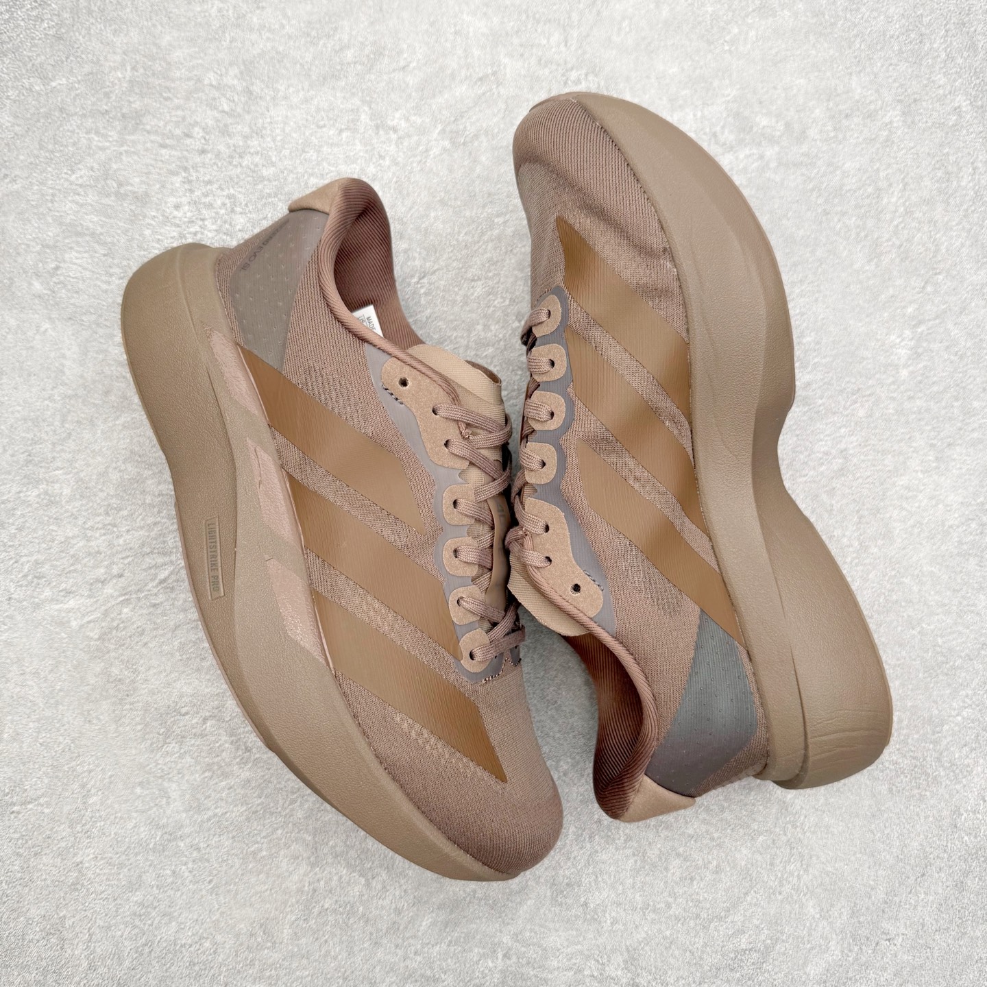 图片[3]-AD Adizero EVO SL 马拉松竞速专业跑鞋 KJ1439 CELERMESH针织网面非常轻薄 纤维间的缝隙很大 可以保证跑步时的透气、排汗效果 鞋舌直接与两侧的内衬和鞋底连接在一起 在跑步过程中不会被鞋舌的左右移动所困扰 在标准鞋带孔的基础上再拓宽一组鞋带孔 适合不同脚型的需求 突破性 EnergyRods 技术，有助于跑者实现更好的成绩 中底独特的LIGHTSTRIKE PRO泡棉材质 微弹感觉在跑步过程中给予了良好的支撑体验 对于顶级精英和高水平进阶跑者来说 ADIOS PRO是一双值得信赖的竞速比赛用鞋 尺码：36 36.5 37.5 38 38.5 39 40 40.5 41 42 42.5 43 44 44.5 45-选品中心