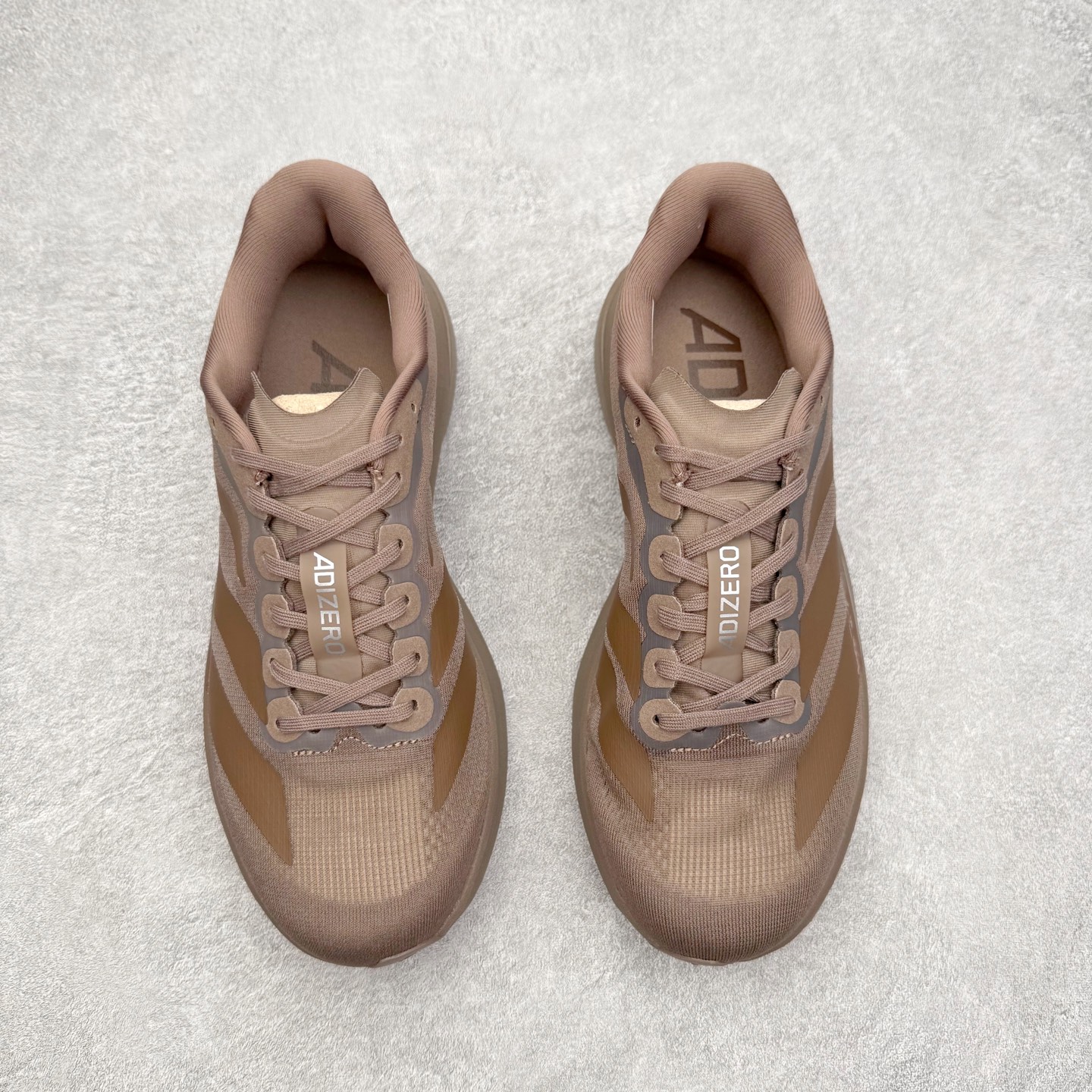 图片[2]-AD Adizero EVO SL 马拉松竞速专业跑鞋 KJ1439 CELERMESH针织网面非常轻薄 纤维间的缝隙很大 可以保证跑步时的透气、排汗效果 鞋舌直接与两侧的内衬和鞋底连接在一起 在跑步过程中不会被鞋舌的左右移动所困扰 在标准鞋带孔的基础上再拓宽一组鞋带孔 适合不同脚型的需求 突破性 EnergyRods 技术，有助于跑者实现更好的成绩 中底独特的LIGHTSTRIKE PRO泡棉材质 微弹感觉在跑步过程中给予了良好的支撑体验 对于顶级精英和高水平进阶跑者来说 ADIOS PRO是一双值得信赖的竞速比赛用鞋 尺码：36 36.5 37.5 38 38.5 39 40 40.5 41 42 42.5 43 44 44.5 45-选品中心