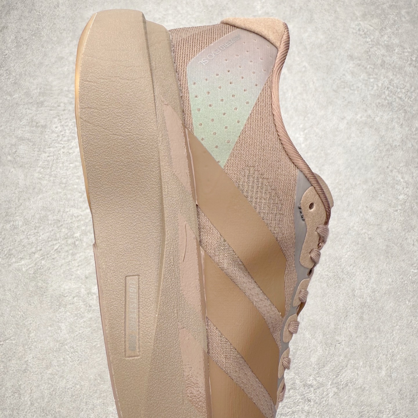 图片[6]-AD Adizero EVO SL 马拉松竞速专业跑鞋 KJ1439 CELERMESH针织网面非常轻薄 纤维间的缝隙很大 可以保证跑步时的透气、排汗效果 鞋舌直接与两侧的内衬和鞋底连接在一起 在跑步过程中不会被鞋舌的左右移动所困扰 在标准鞋带孔的基础上再拓宽一组鞋带孔 适合不同脚型的需求 突破性 EnergyRods 技术，有助于跑者实现更好的成绩 中底独特的LIGHTSTRIKE PRO泡棉材质 微弹感觉在跑步过程中给予了良好的支撑体验 对于顶级精英和高水平进阶跑者来说 ADIOS PRO是一双值得信赖的竞速比赛用鞋 尺码：36 36.5 37.5 38 38.5 39 40 40.5 41 42 42.5 43 44 44.5 45-选品中心