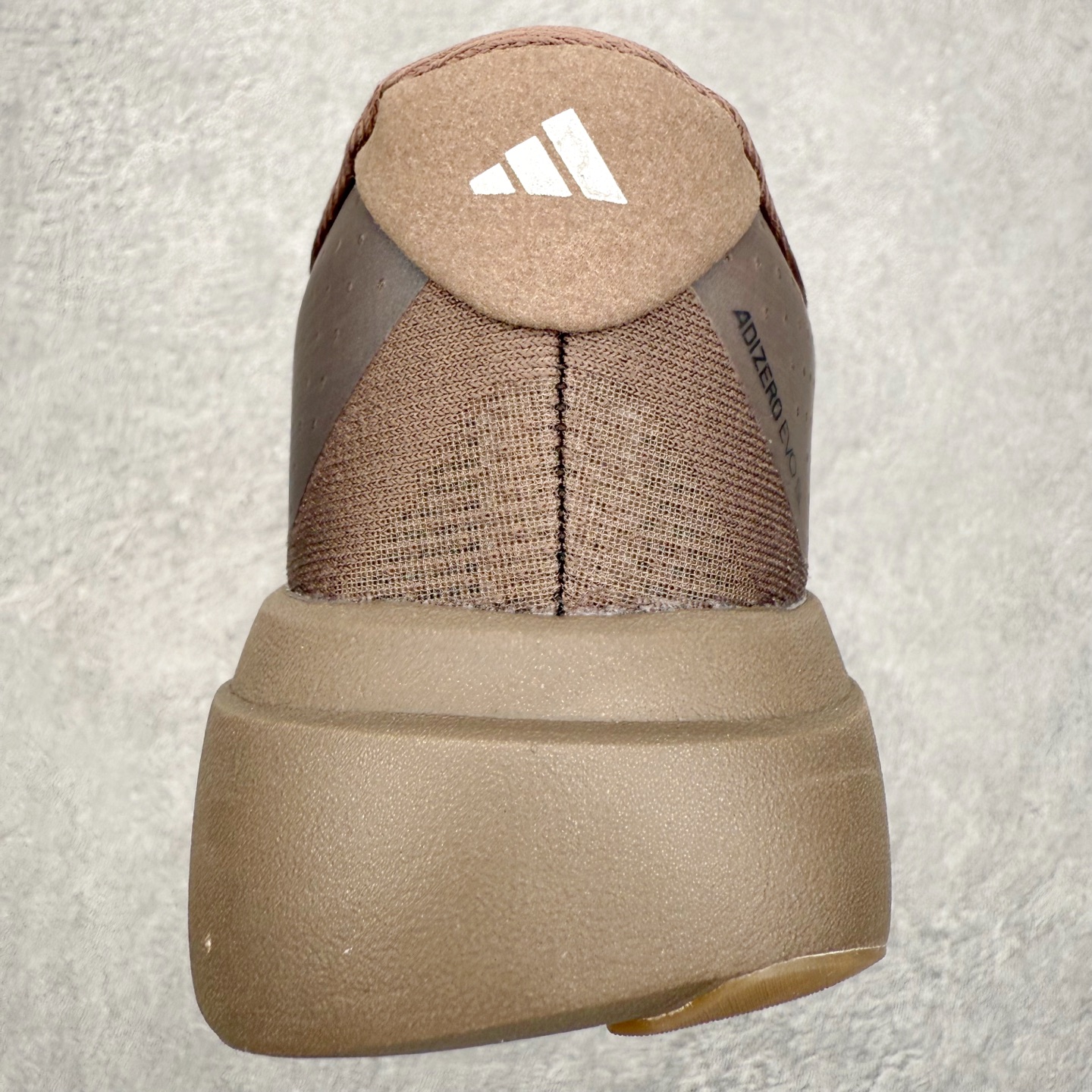 图片[8]-AD Adizero EVO SL 马拉松竞速专业跑鞋 KJ1439 CELERMESH针织网面非常轻薄 纤维间的缝隙很大 可以保证跑步时的透气、排汗效果 鞋舌直接与两侧的内衬和鞋底连接在一起 在跑步过程中不会被鞋舌的左右移动所困扰 在标准鞋带孔的基础上再拓宽一组鞋带孔 适合不同脚型的需求 突破性 EnergyRods 技术，有助于跑者实现更好的成绩 中底独特的LIGHTSTRIKE PRO泡棉材质 微弹感觉在跑步过程中给予了良好的支撑体验 对于顶级精英和高水平进阶跑者来说 ADIOS PRO是一双值得信赖的竞速比赛用鞋 尺码：36 36.5 37.5 38 38.5 39 40 40.5 41 42 42.5 43 44 44.5 45-选品中心