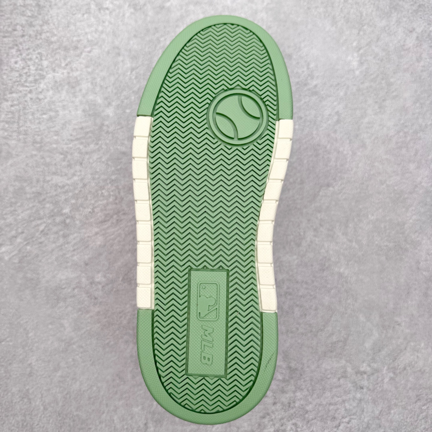 图片[9]-MLB Chunky Liner Basic 复古印花学长鞋系列低帮轻量增高厚底百搭休闲运动慢跑鞋板鞋 Korea韩国联名NY美国榄球纽约洋基队限定 韩国代购专供 全套原楦原纸板原厂数据开发 正确中底拉帮中底网布细节 平台代购专供 左脚内置芯片 韩国代购吊牌标贴 独家一比一RB+MD组合大底 高频后跟小人Logo精准对位立体饱满 正确网布加超迁鞋面 转印中底走线紧密 转印Logo工艺表层防刮不掉色 尺码：35 36 36.5 37.5 38 38.5 39 40 40.5 41 42 42.5 43 44 45-选品中心