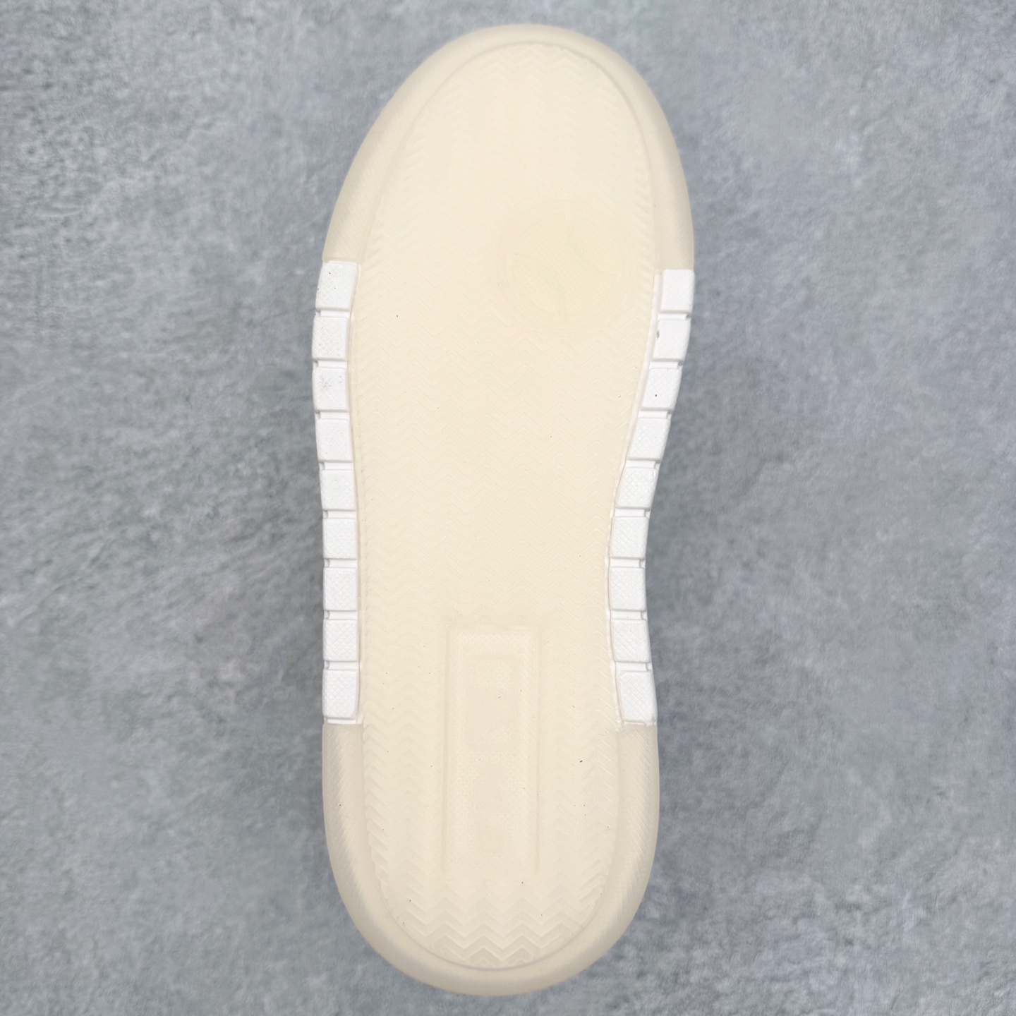 图片[9]-MLB Chunky Liner Basic 复古印花学长鞋系列低帮轻量增高厚底百搭休闲运动慢跑鞋板鞋 Korea韩国联名NY美国榄球纽约洋基队限定 韩国代购专供 全套原楦原纸板原厂数据开发 正确中底拉帮中底网布细节 平台代购专供 左脚内置芯片 韩国代购吊牌标贴 独家一比一RB+MD组合大底 高频后跟小人Logo精准对位立体饱满 正确网布加超迁鞋面 转印中底走线紧密 转印Logo工艺表层防刮不掉色 尺码：35 36 36.5 37.5 38 38.5 39 40 40.5 41 42 42.5 43 44 45-选品中心