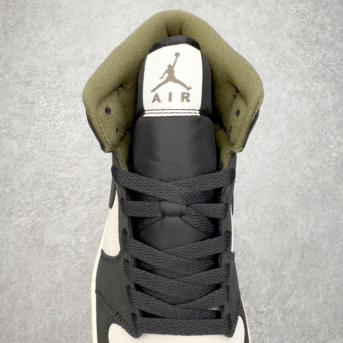 图片[5]-＃K版 Air Jordan AJ1 Mid 中帮 黑橙扣碎 HV4091-102 原厂内置全掌气垫 A模大底 头层小牛皮 鞋舌AJ原厂专用牛津布+AJ专用反口珍珠布+原厂无杂质高弹内里海棉 特殊封边弹力鞋带 全网唯一头层牛皮 原鞋开模 拒绝公底 购置公司同步原材料 原汁原味 忠于原版‼️尺码：36 36.5 37.5 38 38.5 39 40 40.5 41 42 42.5 43 44 44.5 45 46 47.5-选品中心